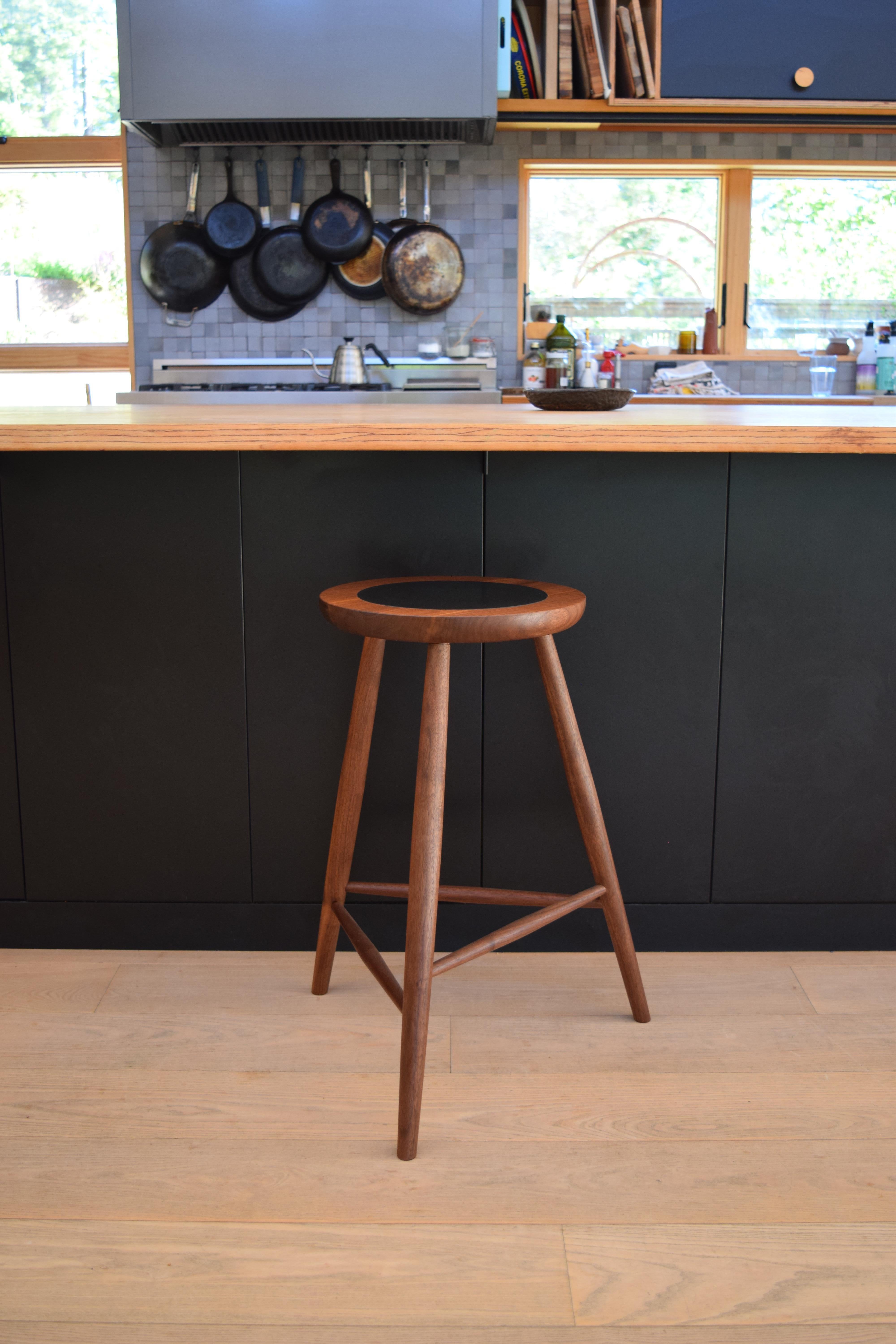 Moderno Martell Woodworks Sgabello Balboa Noce con intarsi in pelle nera in vendita