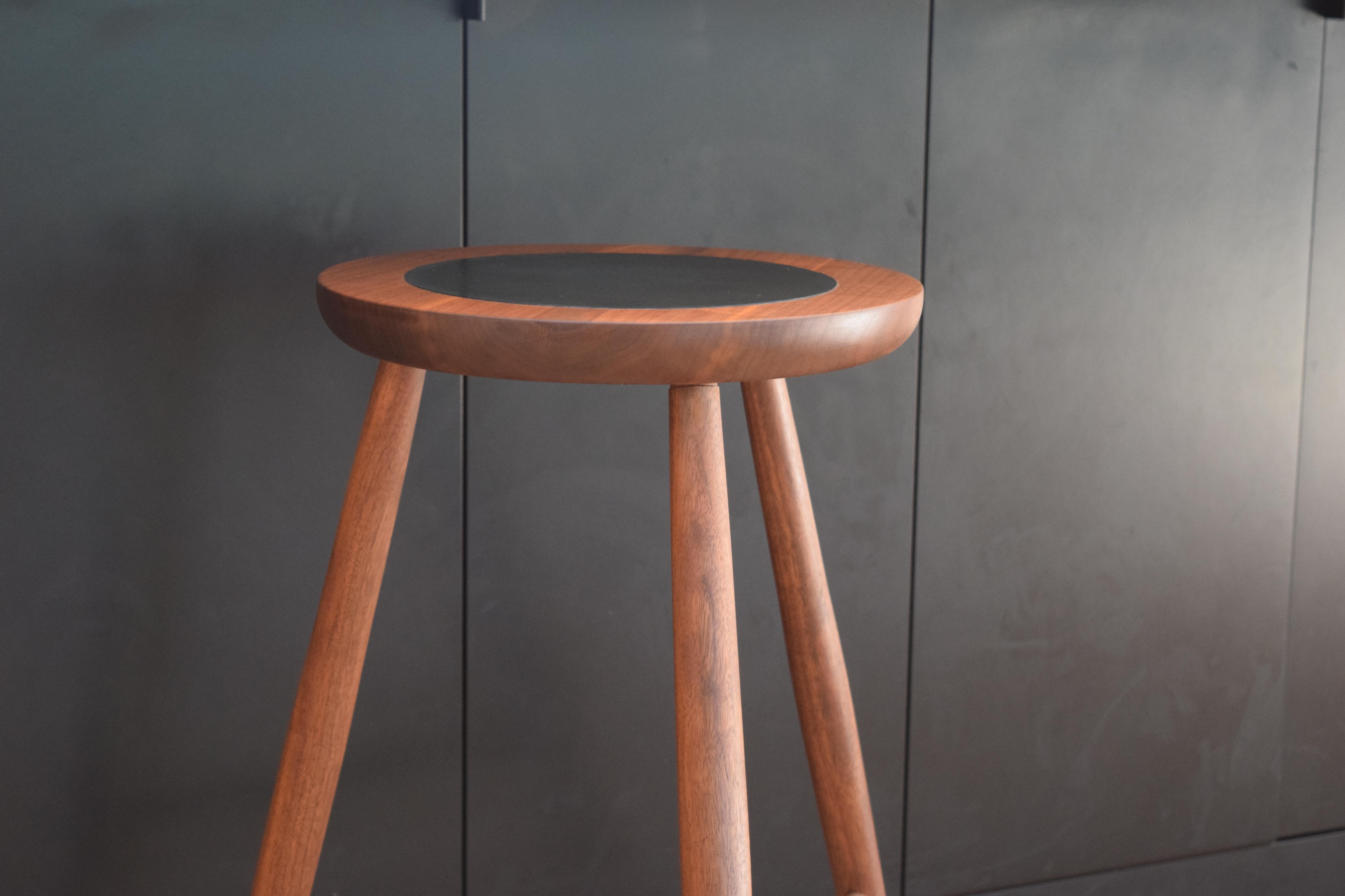 Americano Martell Woodworks Sgabello Balboa Noce con intarsi in pelle nera in vendita
