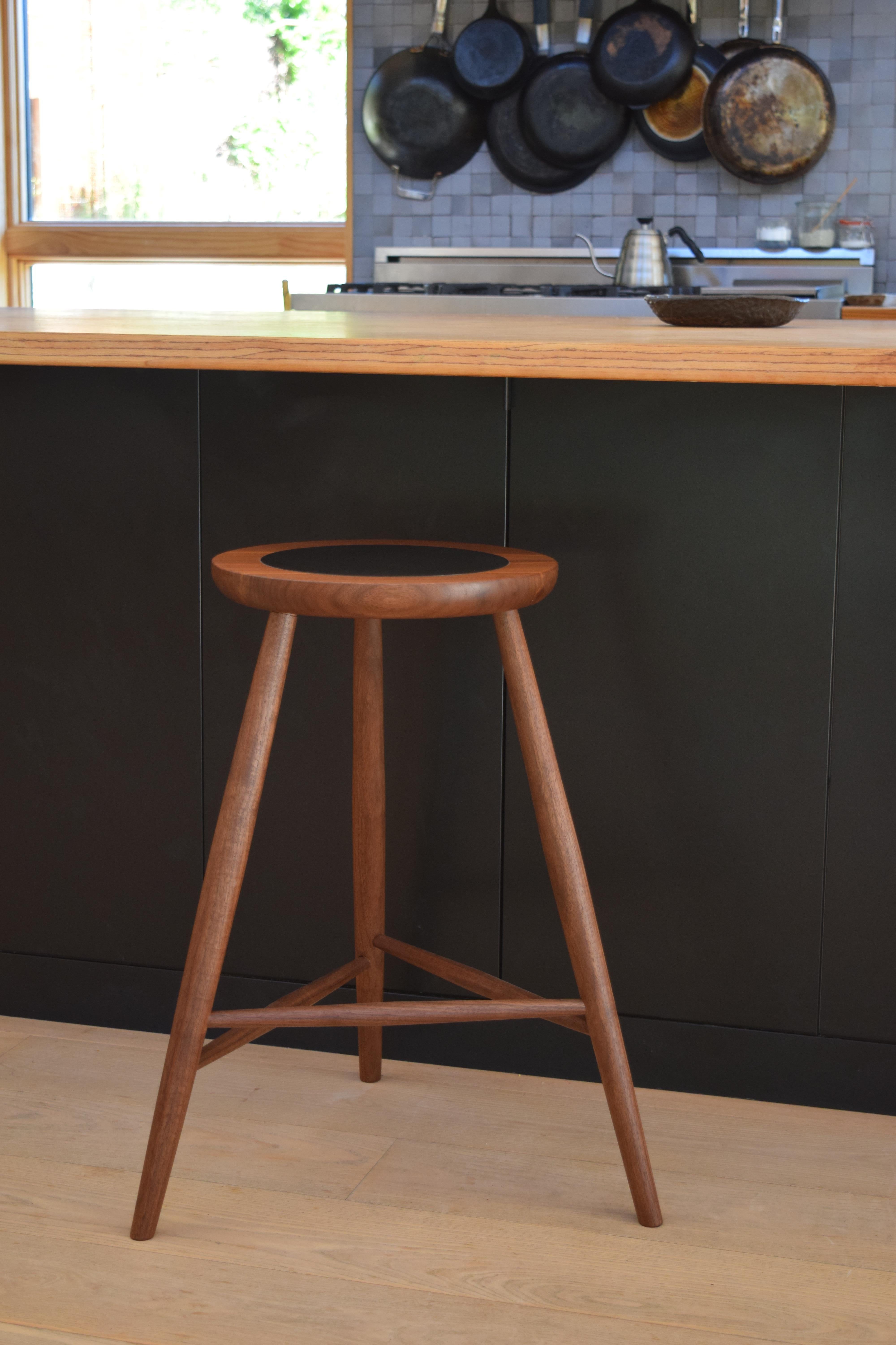 Intarsio Martell Woodworks Sgabello Balboa Noce con intarsi in pelle nera in vendita
