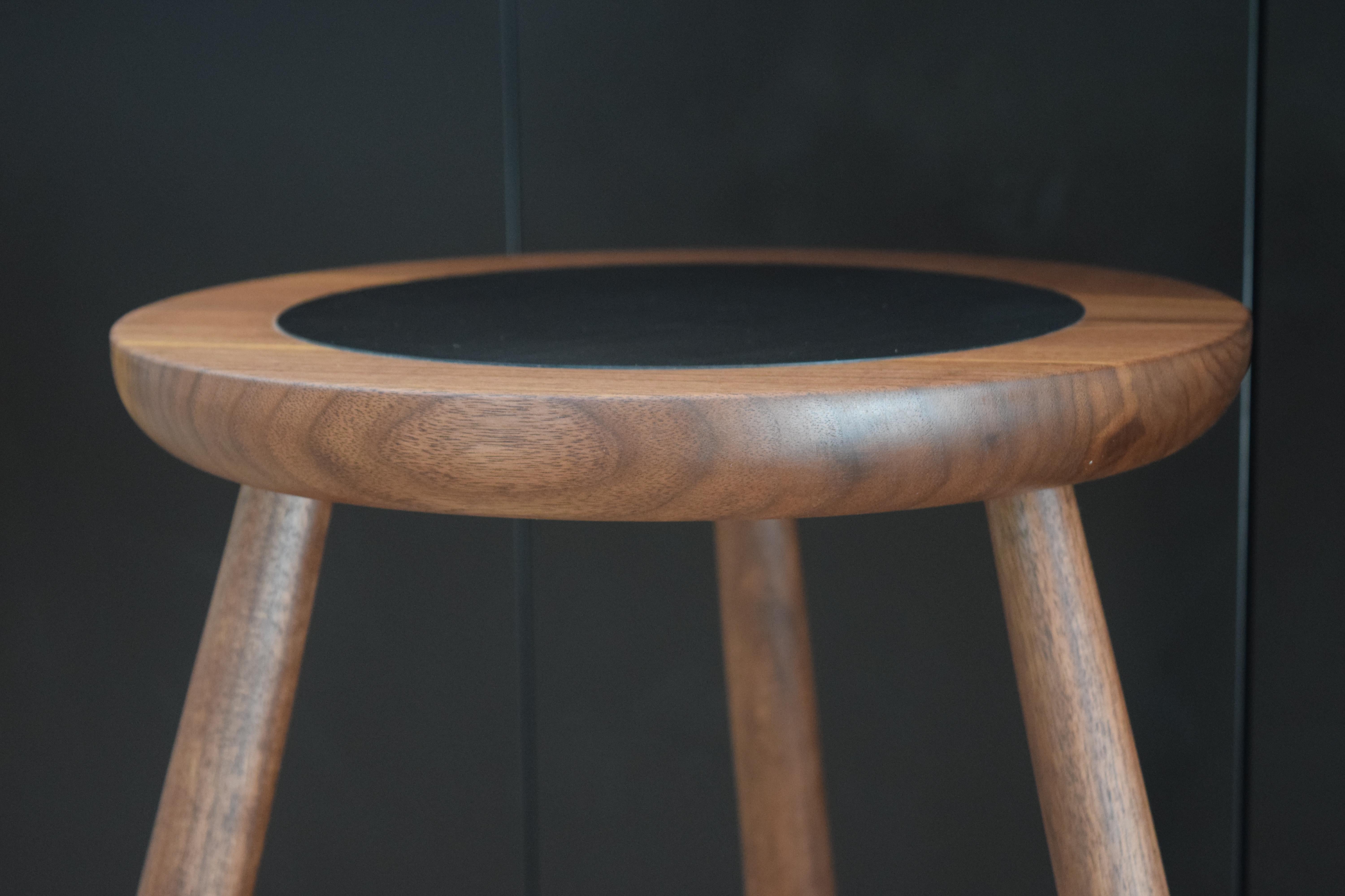 Martell Woodworks Sgabello Balboa Noce con intarsi in pelle nera In condizioni Nuovo in vendita a Mendocino, CA