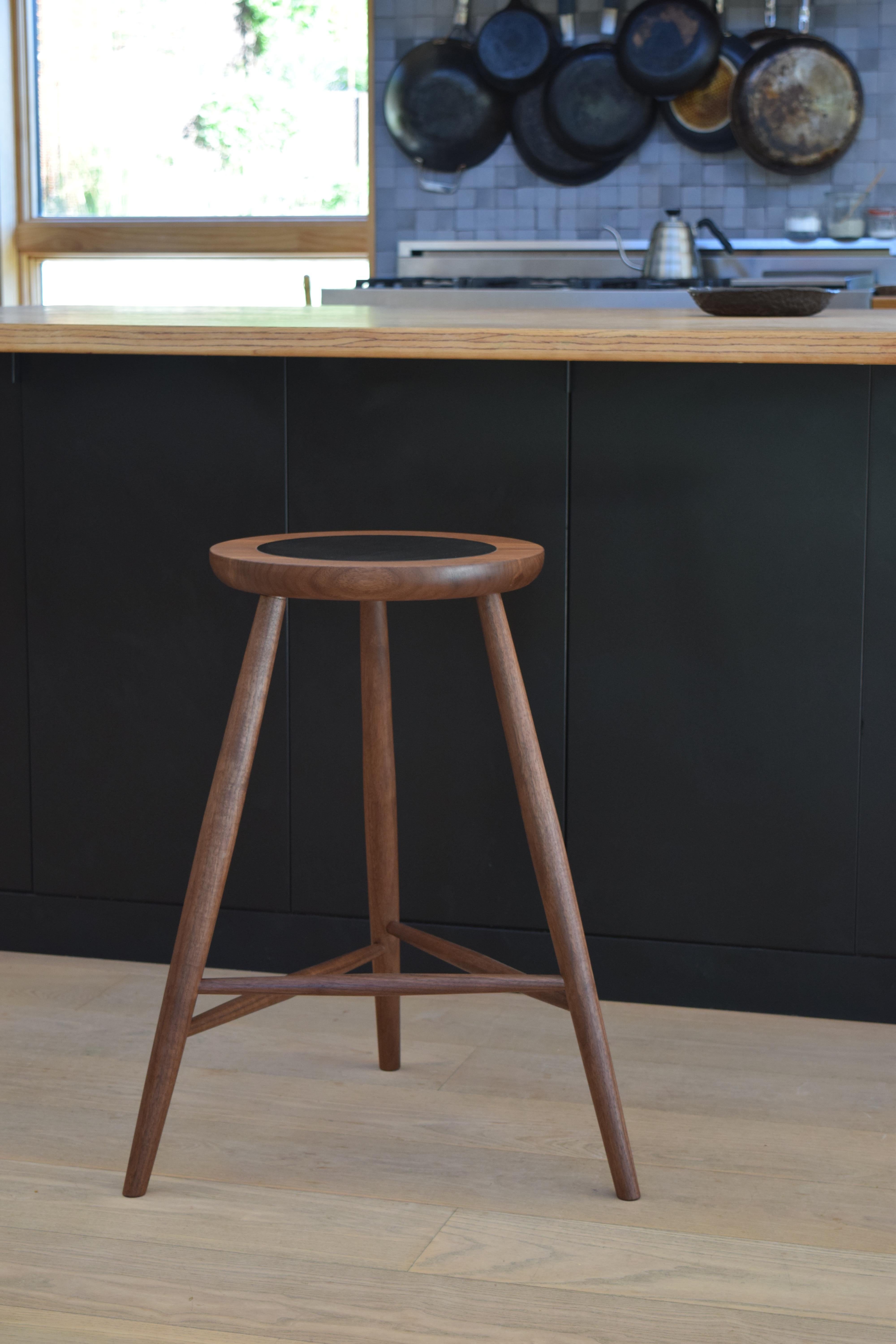 XXI secolo e contemporaneo Martell Woodworks Sgabello Balboa Noce con intarsi in pelle nera in vendita