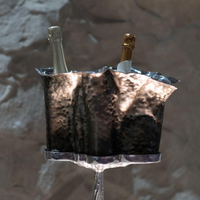 Martellato elevated Champagne Cooler in metal, with polish silver finish In New Condition For Sale In Porto, PT