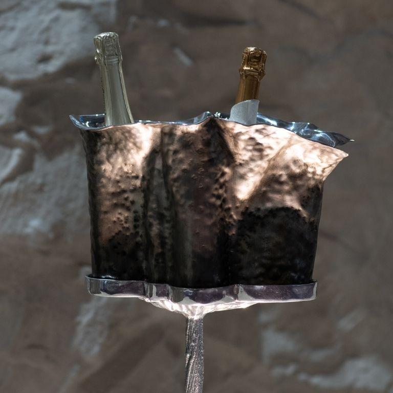 Martellato – Elevated Metal Champagne Cooler with Polished Silver Finish (Metall) im Angebot