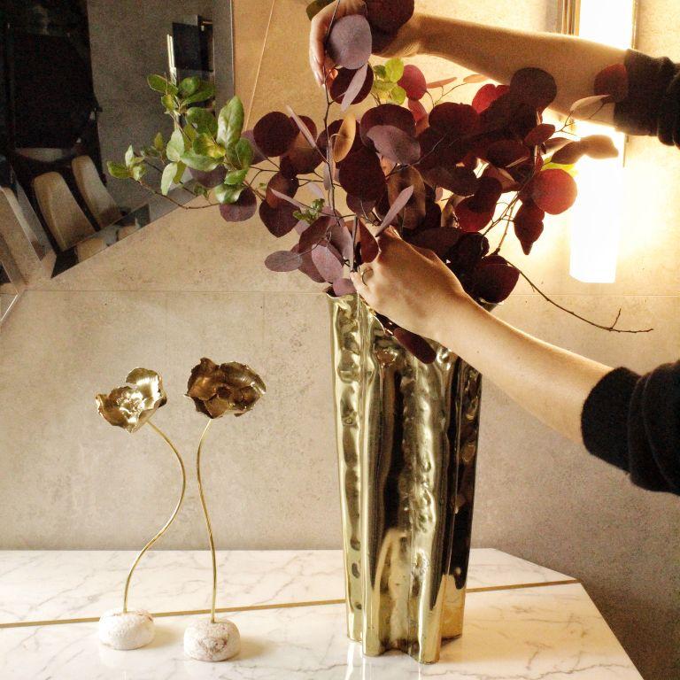 Organic Modern Martellato Tall – Elegant Hammered Brass Vase for Contemporary Interiors For Sale