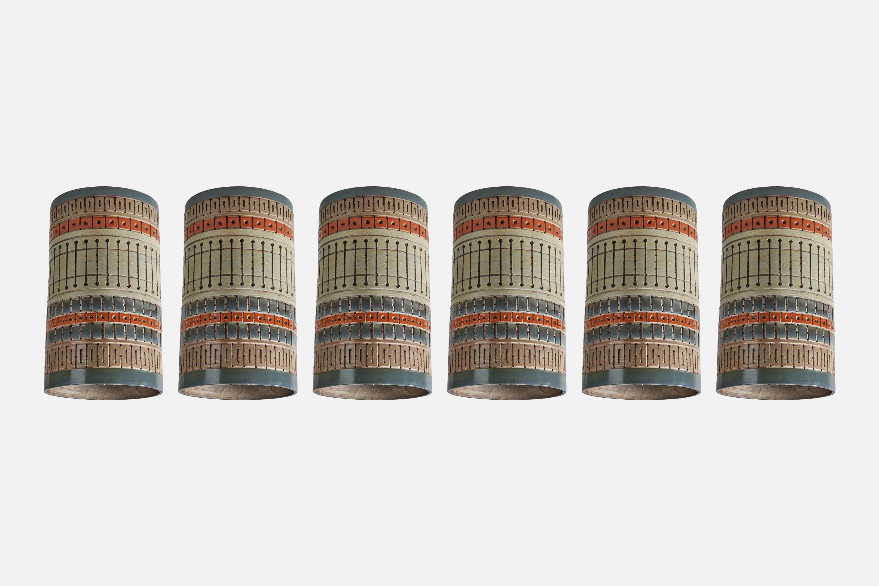 Handbemalte Keramikhalterungen oder -anhänger, entworfen und hergestellt von Martha und Beaumont Mood, San Antonio, Texas, USA, 1970er Jahre.

Der Baldachin ist nicht im Lieferumfang enthalten.

Fassung für Standard-Glühbirne E-26 mit mittlerem