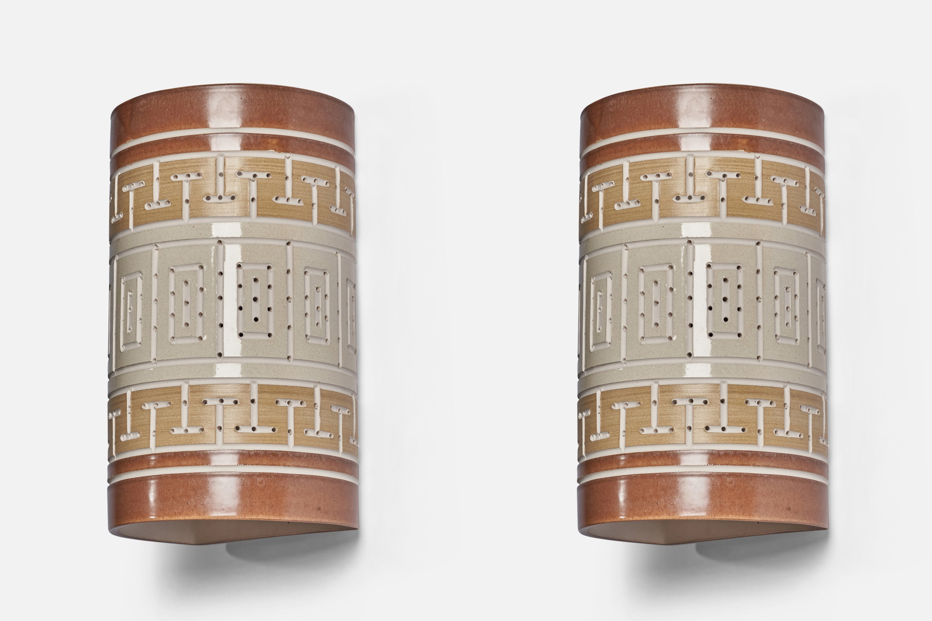 Coppia di applique in ceramica dipinta a mano di colore marrone, beige e grigio, progettate e prodotte da Martha e Beaumont Mood, San Antonio, Texas, USA, anni '70.

Dimensioni complessive (pollici): 12,4