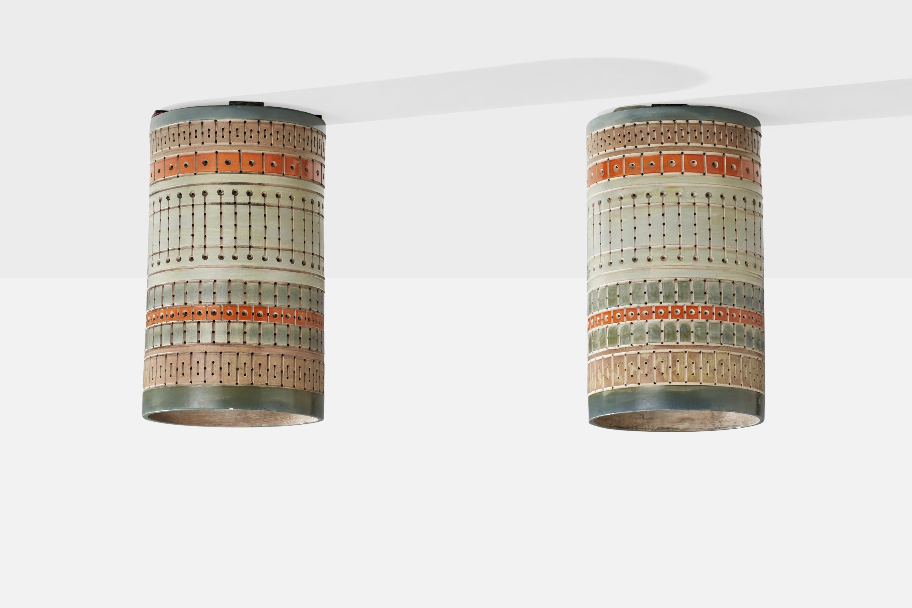 Coppia di lampade da incasso o a sospensione in ceramica gialla, rossa e blu dipinte a mano, progettate e prodotte da Martha & Beaumont Mood, San Antonio, Texas, USA, anni '70.

Dimensioni complessive (pollici): 18.25H x 10.75