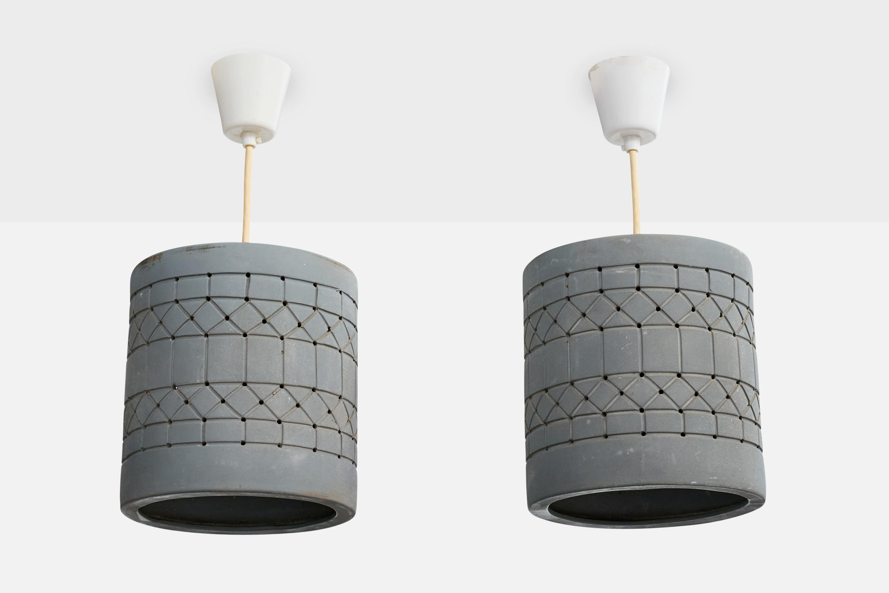 Un par de lámparas colgantes de cerámica pintada de gris, diseñadas y producidas por Martha & Beaumont Mood, San Antonio, Texas, EE.UU., década de 1970.

Arañazos y marcas como se ilustra.

Dimensiones totales (pulgadas): 18,4 