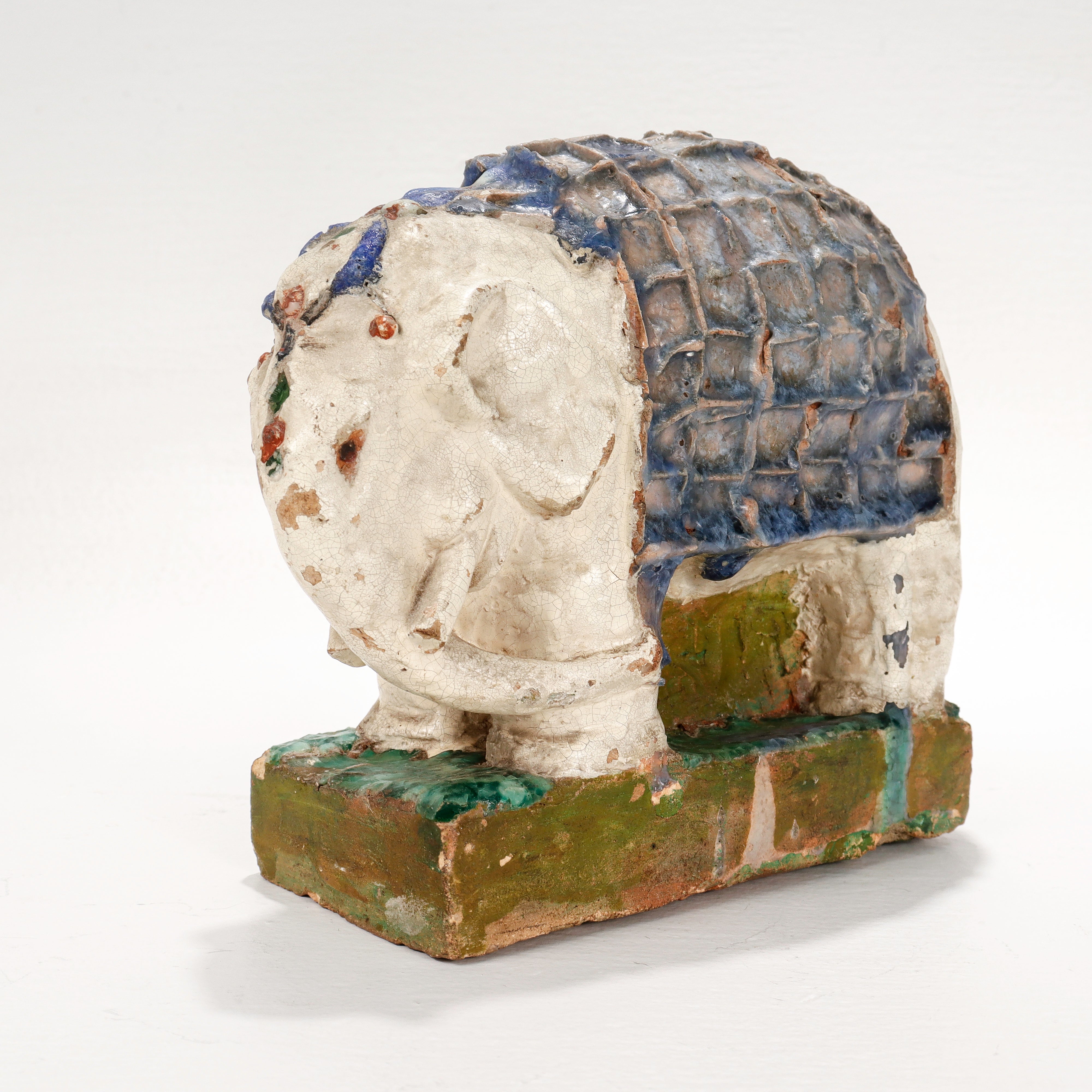 Eine schöne Elefantenskulptur aus dem frühen 20. Jahrhundert.

Martha Jackson Cornwell zugeschrieben.

Darstellung eines kräftig modellierten Elefanten auf einem integrierten Sockel mit einer über den Rücken drapierten Decke und einem indianischen