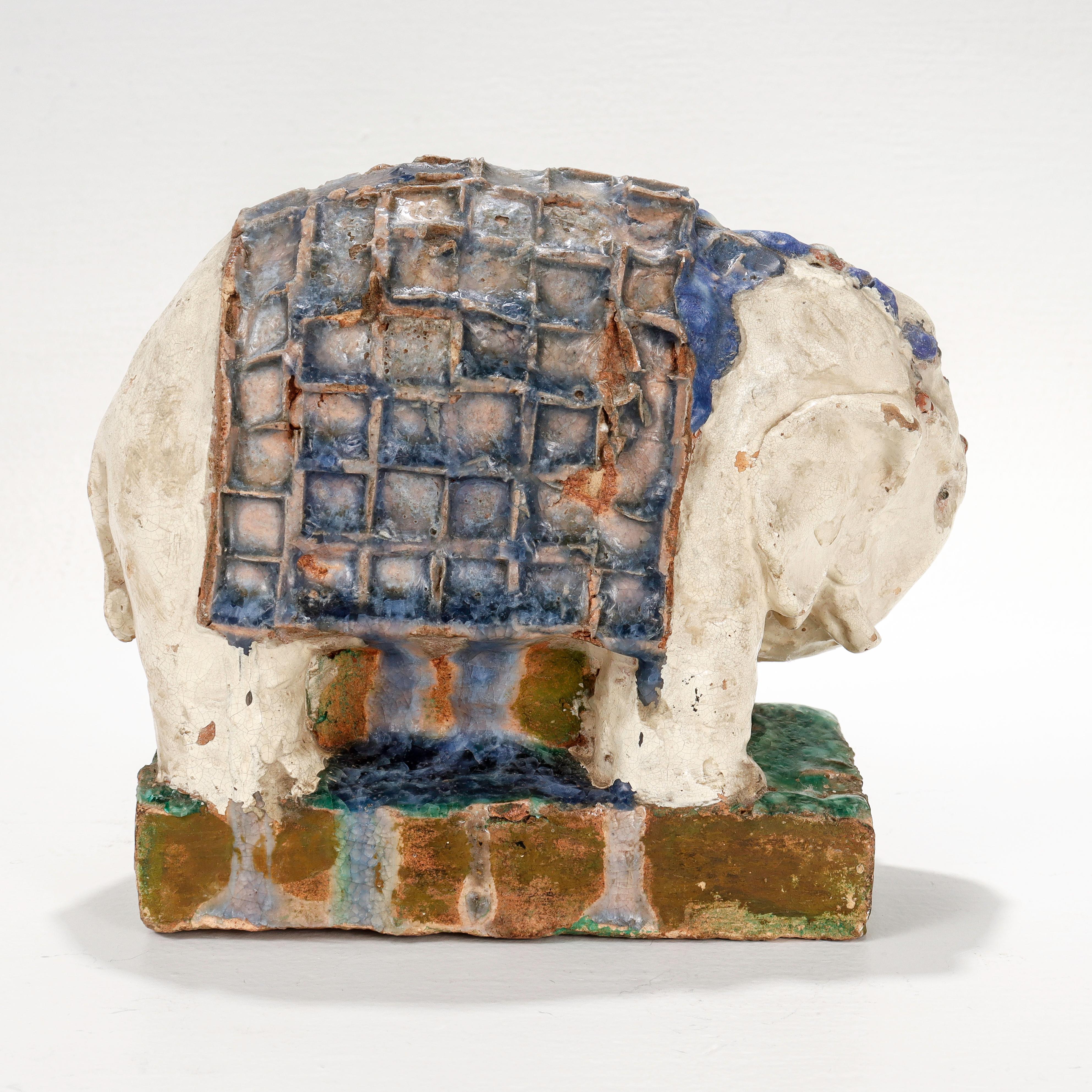Martha J. Cornwell, amerikanische Arts and Crafts-Skulptur eines Elefanten aus glasierter Terrakotta (20. Jahrhundert) im Angebot