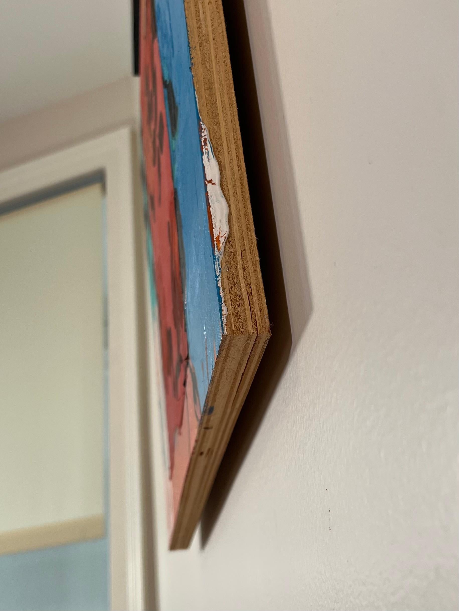 Œuvre contemporaine de peinture acrylique et de collage de tissu sur panneau de l'artiste Martha Lloyds. 
Rouge vibrant, bleu et sarcelle avec du noir, présentant des motifs de carrés en damier et de tissus floraux, collés sur le panneau de bois. 