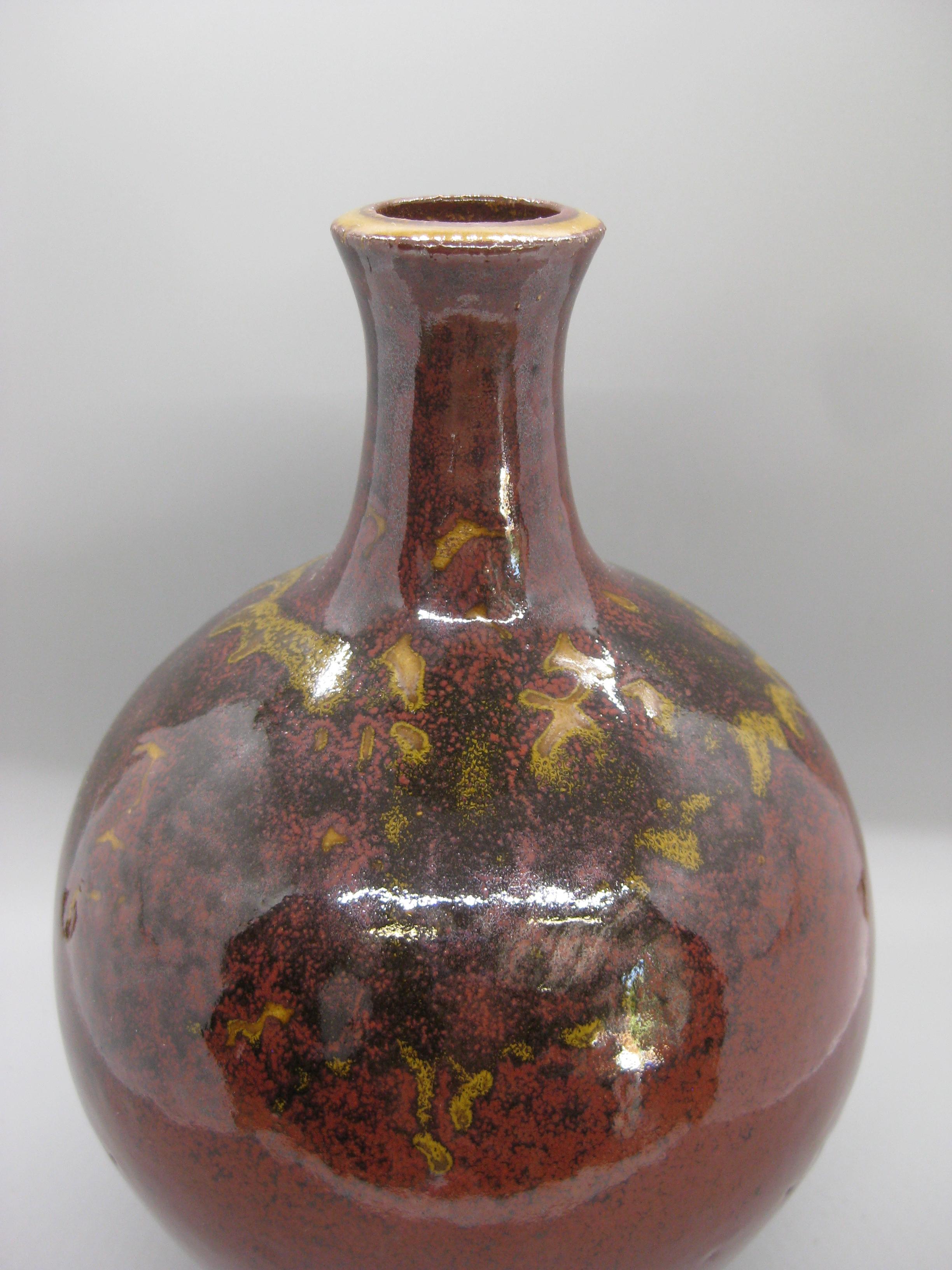 Splendido vaso in studio Pottery dell'artista di San Diego, California, Martha Longenecker. Risale agli anni '60. Un design e una forma organica meravigliosi. La glassa di sale ha un grande motivo astratto naturale. Firmato in basso dall'artista. In