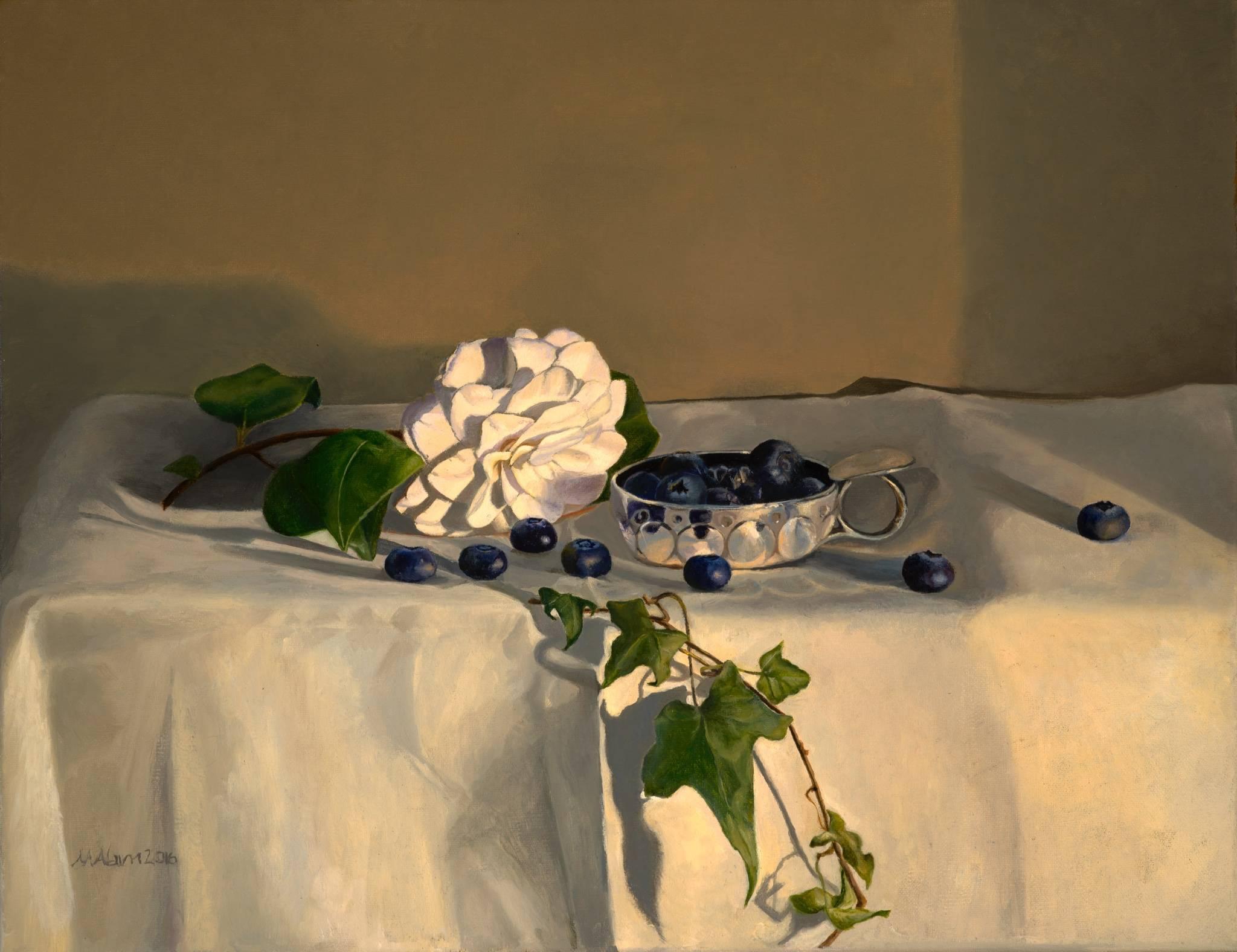 Camellia - nature morte réaliste originale, peinture à l'huile, étude florale moderne - Painting de Martha Nairn