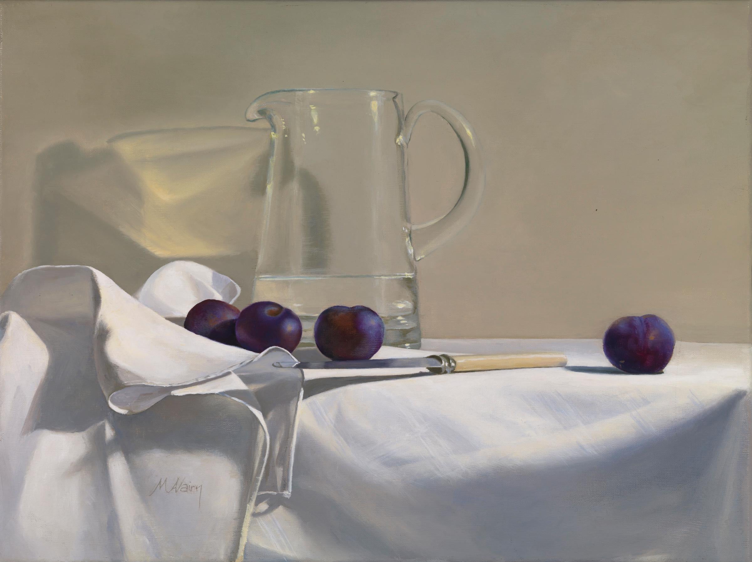 Martha Nairn Still-Life Painting – Krug And Plums – modernes Realismus Stillleben Obstzimmer Ölgemälde  