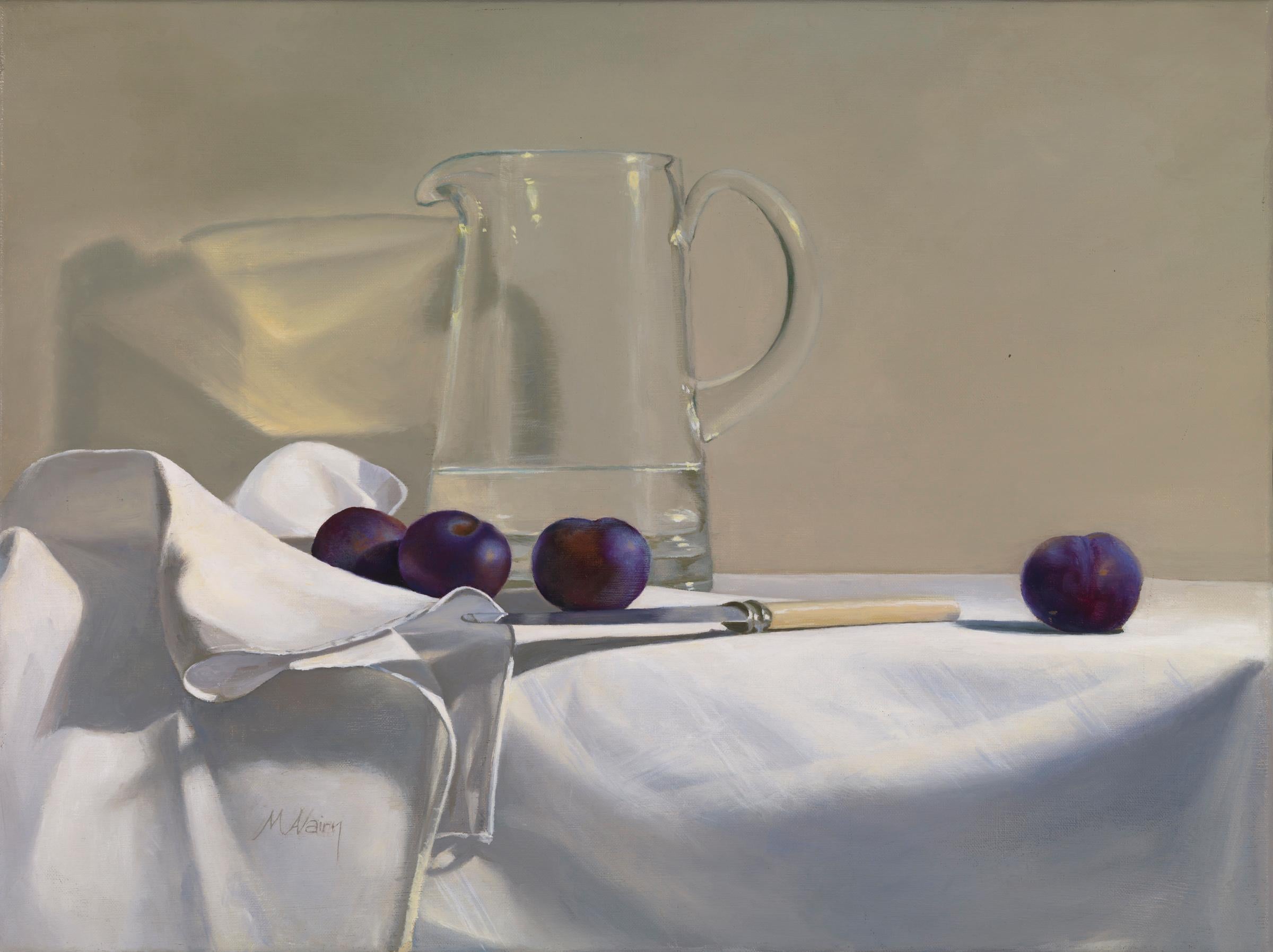 Still-Life Painting de Martha Nairn - Jarra Y Ciruelas - realismo moderno bodegón de frutas sala de pintura al óleo obra de arte