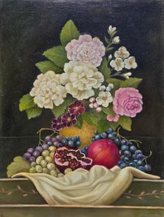 Bodegón de estilo barroco con rosas, uvas, granada, drapeado, fruta, flor