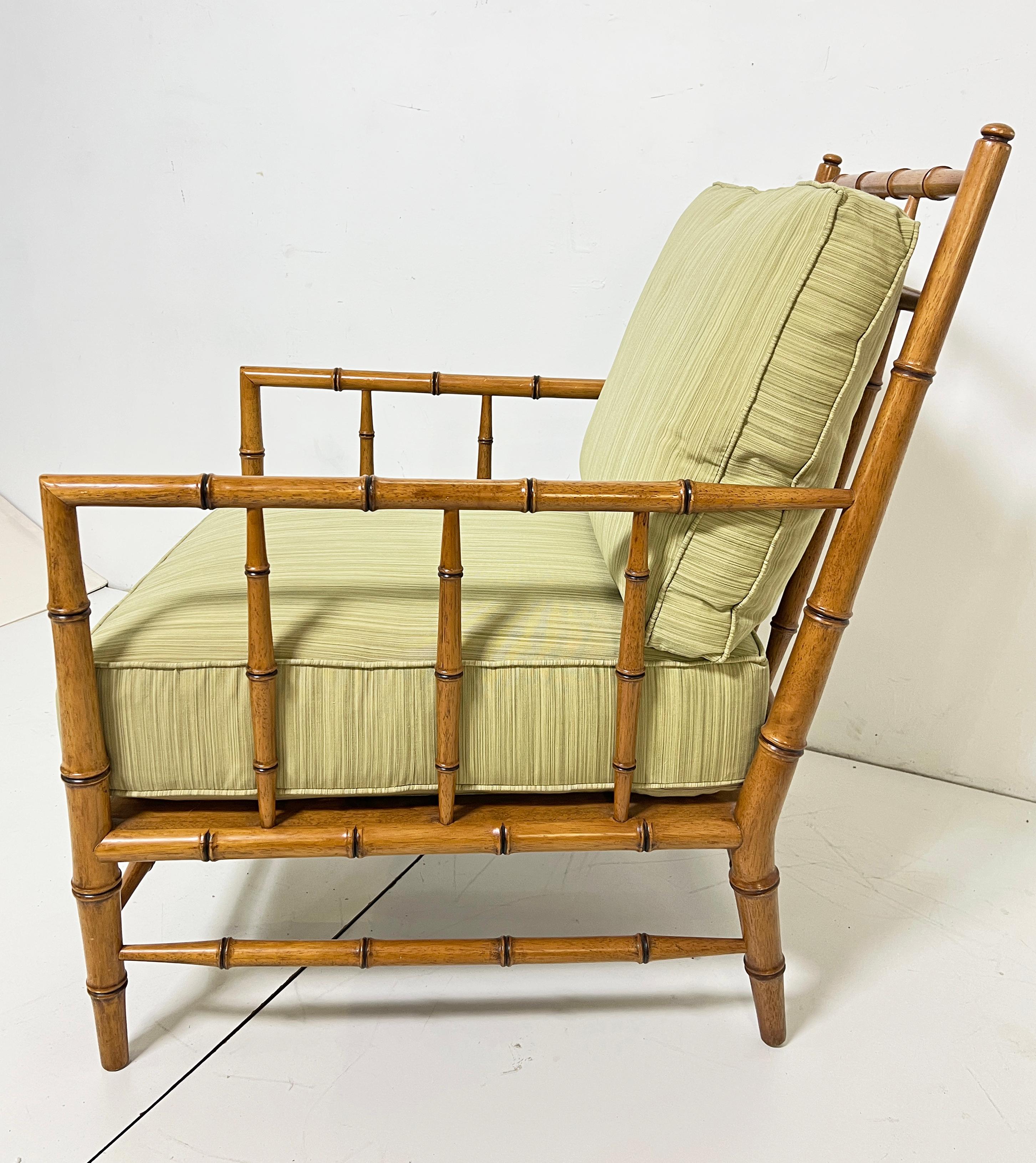 Un fauteuil lounge intemporel de style Chippendale français, issu d'une collection de la fin des années 1990 conçue par Martha Stewart pour Bernhardt Furniture. Ses lignes bien proportionnées en faux bambou aux tons ambrés en font un classique