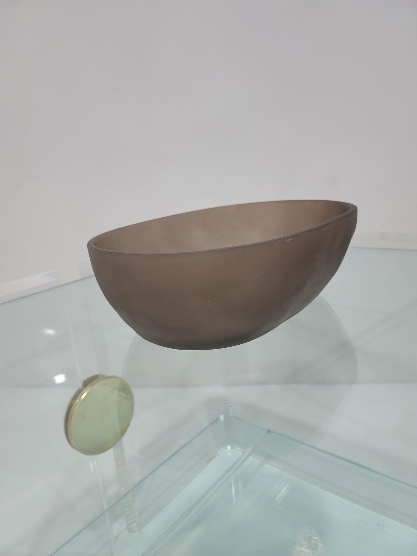 Il s'agit d'un bol original de Martha Sturdy, une artiste canadienne bien connue qui crée des chefs-d'œuvre faits à la main qui sont très recherchés. La signature de l'artiste, en laiton, est apposée sur la base du vase pour en prouver