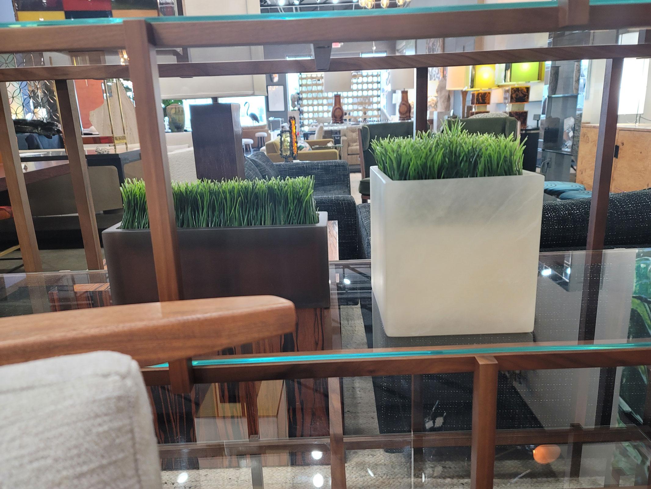 Jarrón de resina Martha Sturdy, disponible por parejas en Bueno estado para la venta en Dallas, TX