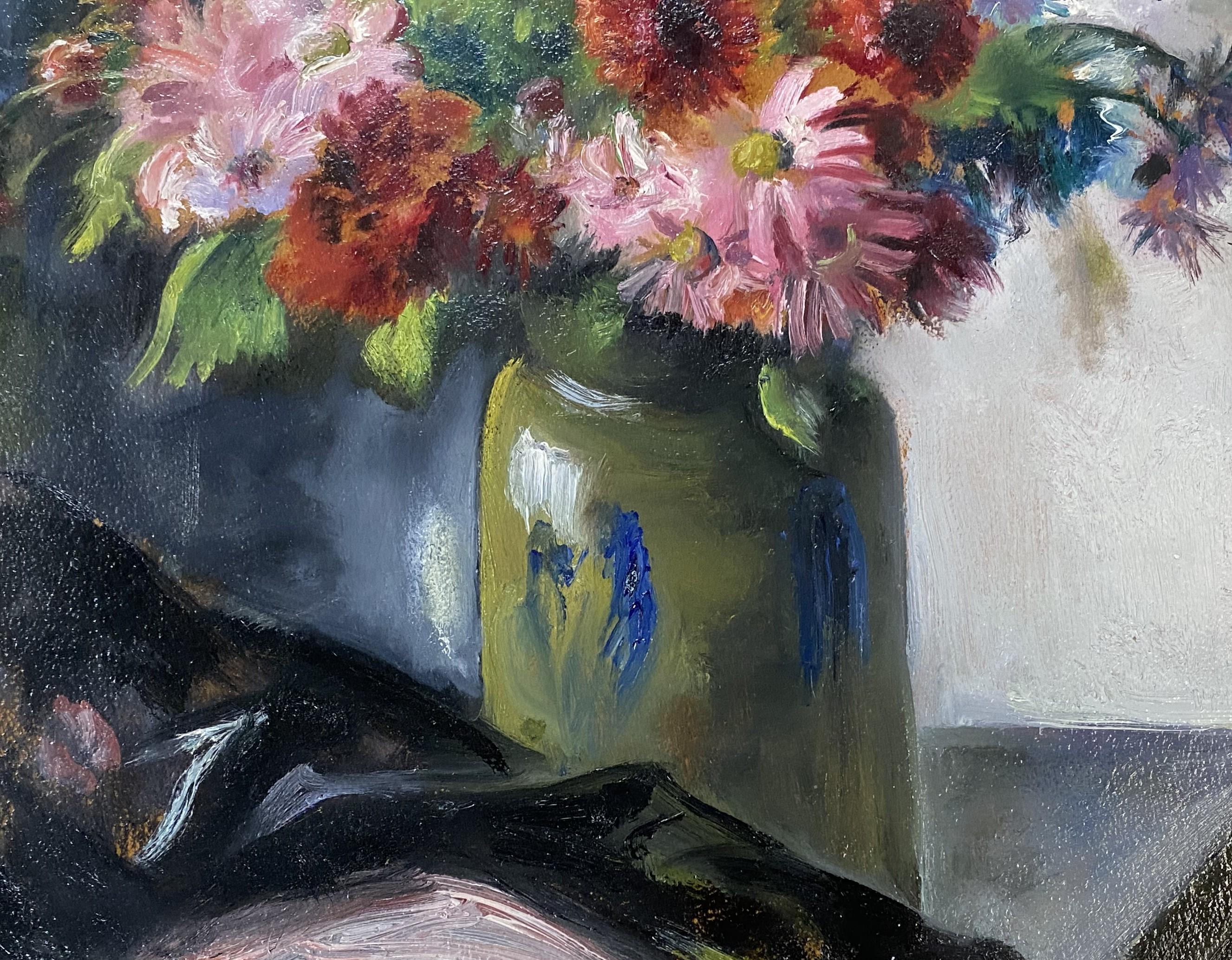 Stillleben mit Blumen in einer Steingutvase im Angebot 1