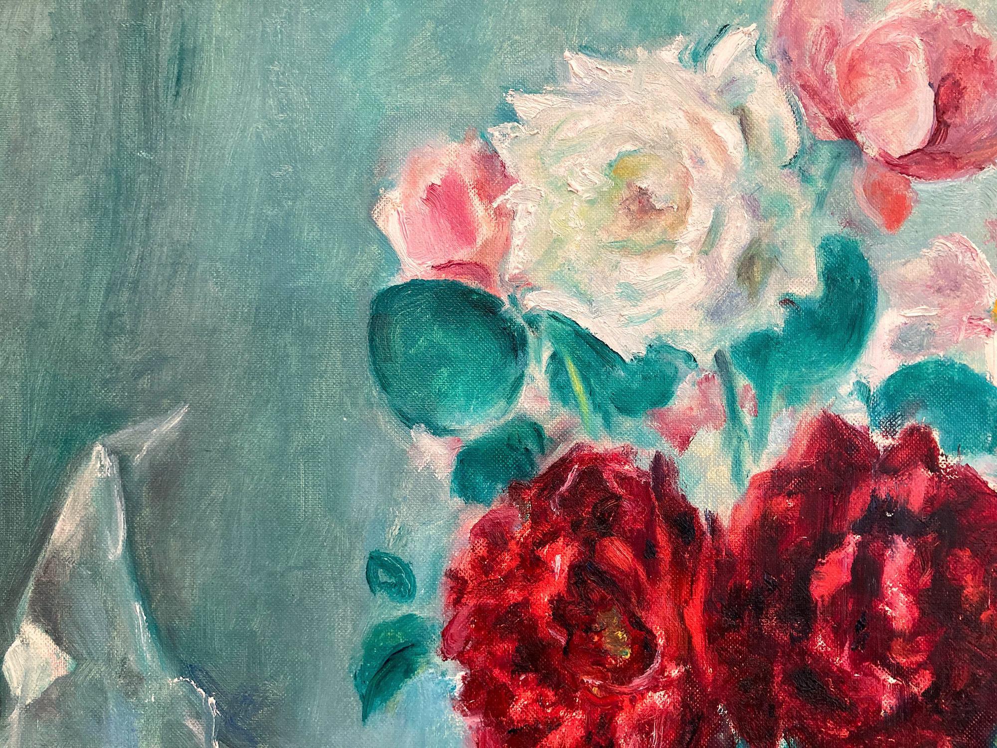 La représentation fantaisiste par Martha Walter d'une scène matinale d'intérieur avec des roses blanches, roses et rouges disposées dans des vases en verre et en céramique au-dessus d'une table avec une cheminée rouge, et un bouquet de roses roses à