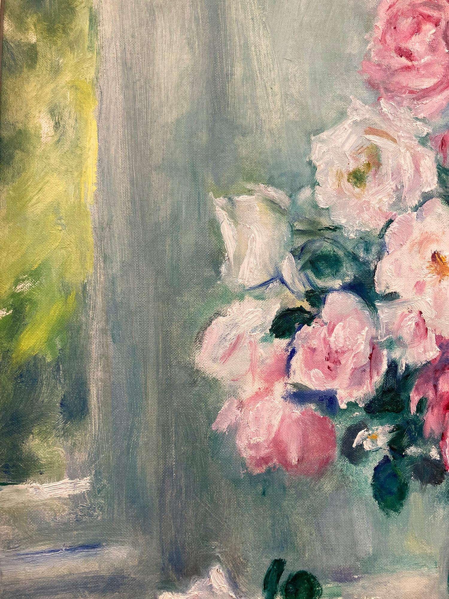 Eine skurrile Darstellung von Martha Walter einer Morgenszene mit weißen und rosa Rosen in einer Glasvase auf einem Tisch und Obst auf einem dekorierten Teller. Das Fenster im Hintergrund mit Blick auf den Garten und die Verwendung kräftiger Farben