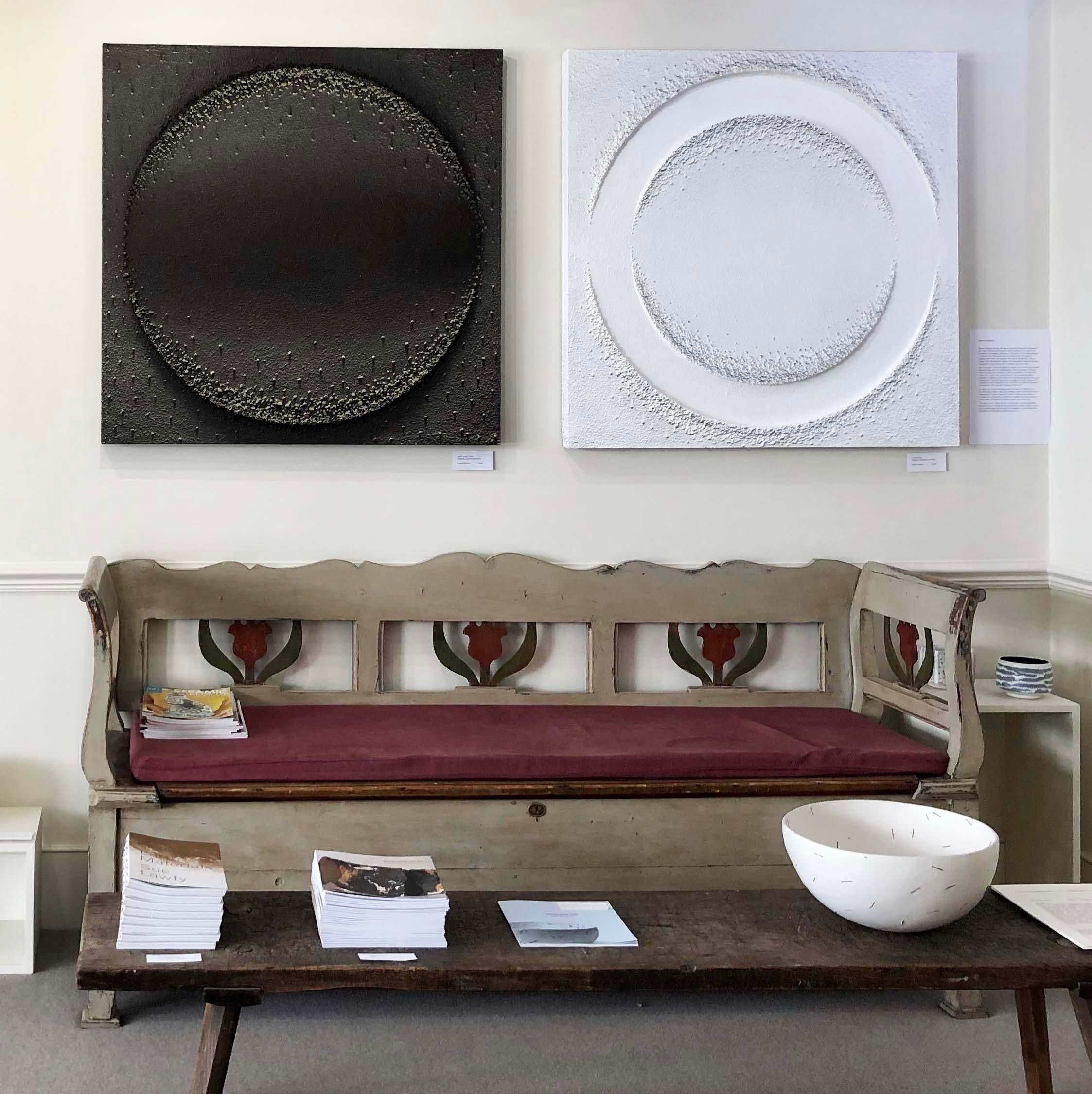 Guijarros, arena y pigmento sobre panel

Declaración del artista
Mi práctica artística se ha visto profundamente influida por la exposición a dos entornos enormemente diferentes.  En primer lugar, crecer en Londres con arte minimalista y