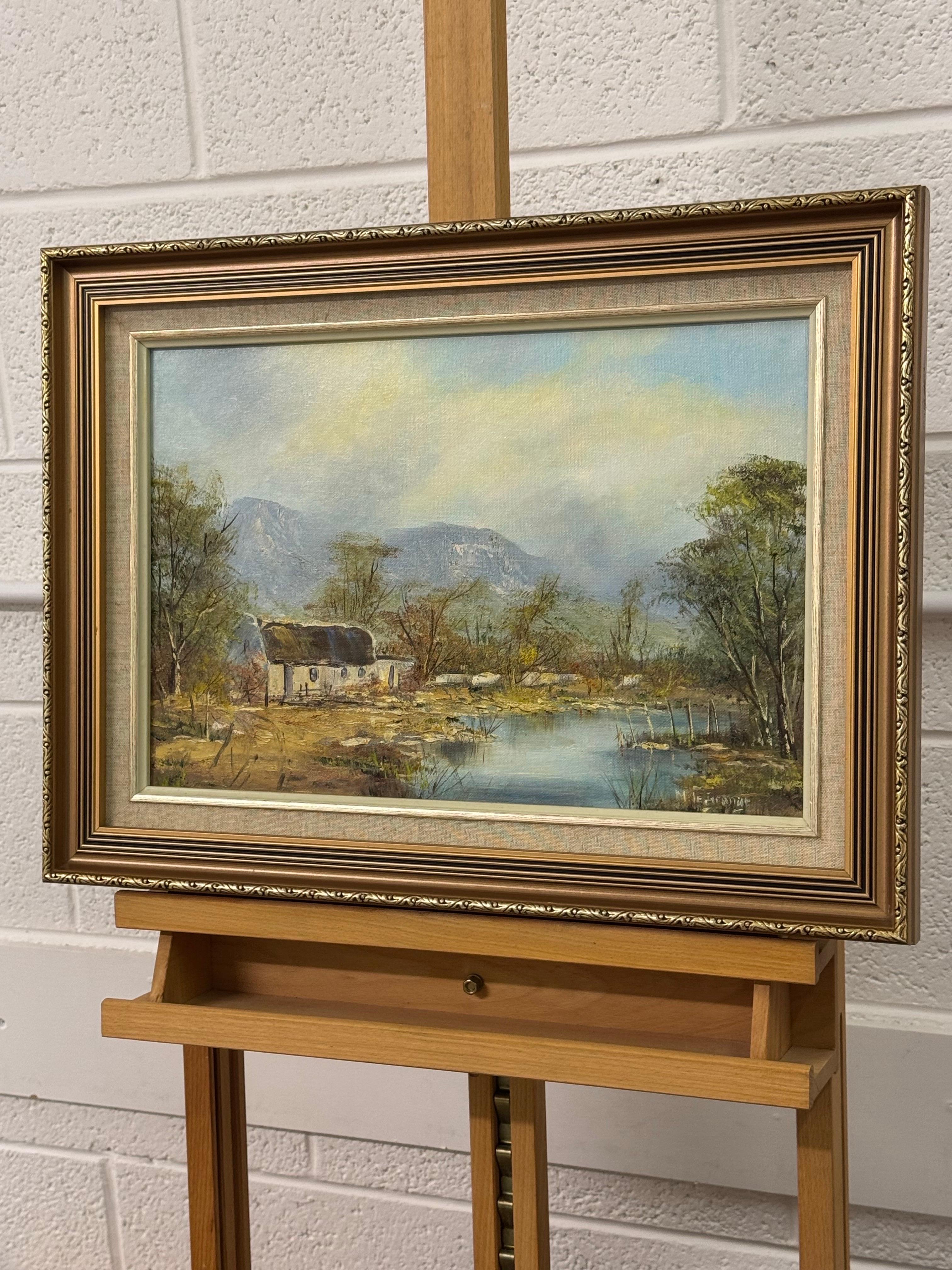 Dipinto a olio d'epoca raffigurante un cottage vicino a un fiume nelle montagne del Sudafrica - Figurative Painting Marrone di Marthinus la Grange