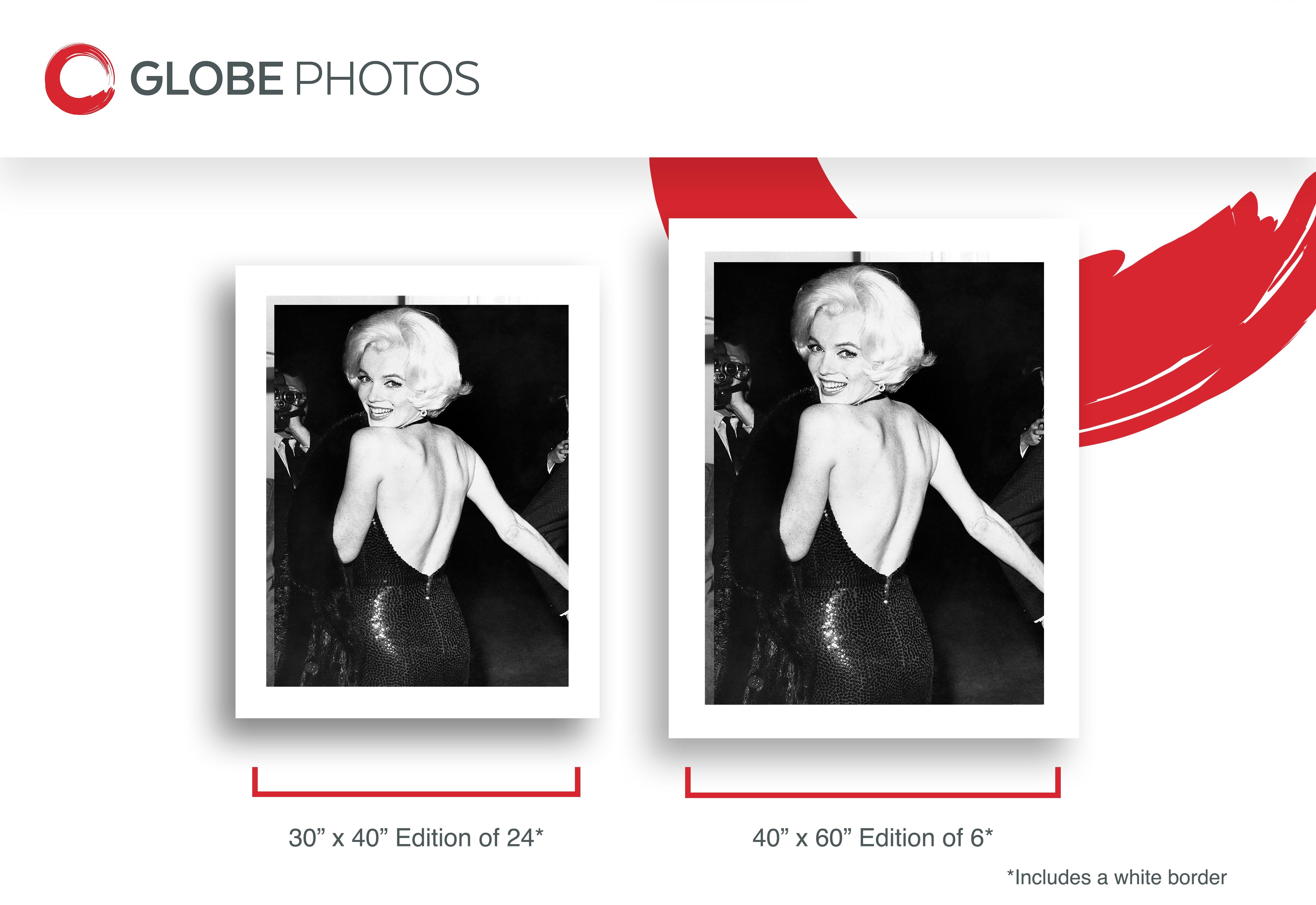 Diese schwarz-weiße Schnappschussaufnahme zeigt die Schauspielerin und Sexsymbol Marilyn Monroe in einem tief ausgeschnittenen schwarzen Kleid. Dieses Bild wurde aufgenommen, als Monroe von Fotografen umringt davonlief und mit ihrem typischen