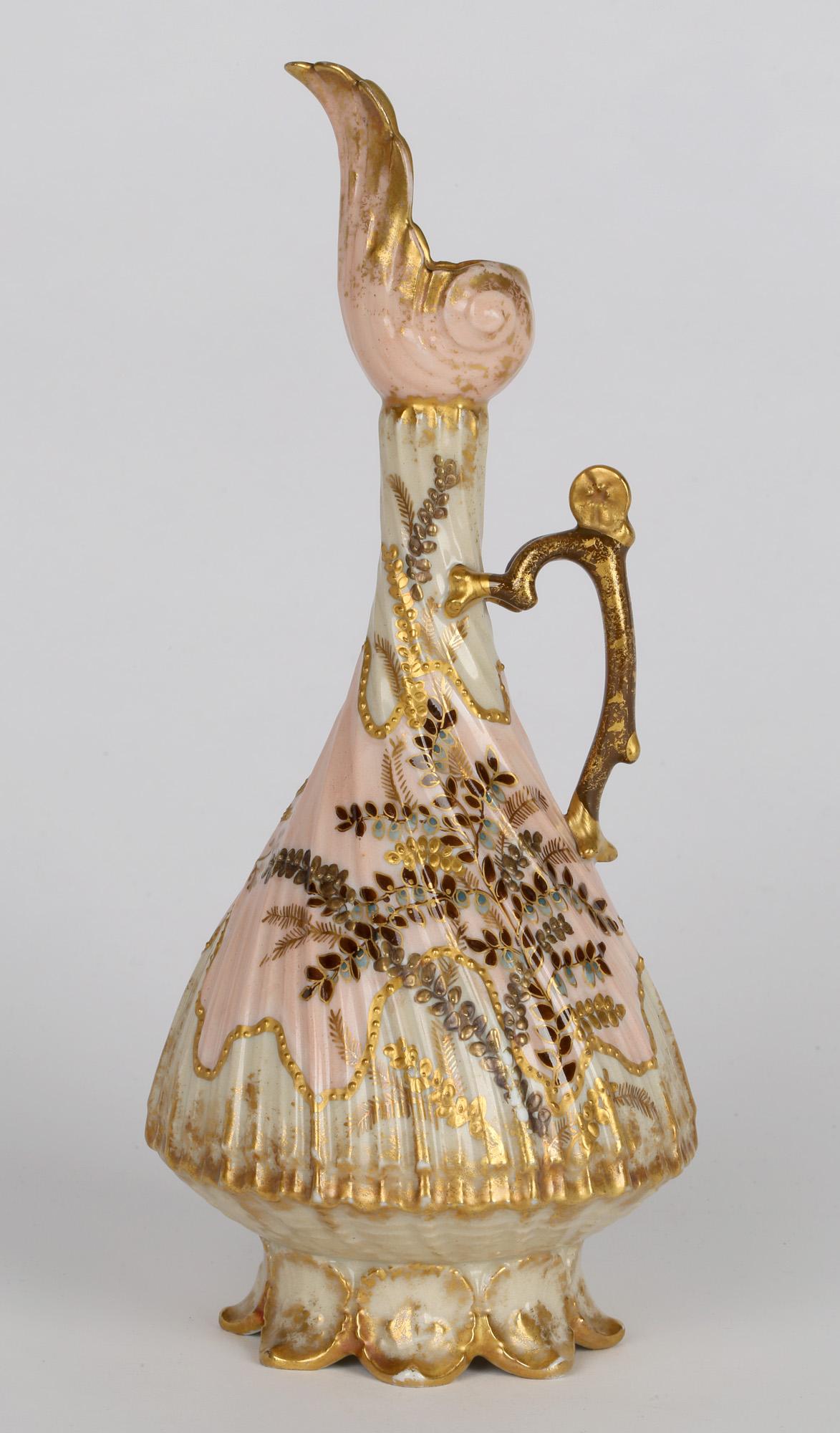 Aiguière à poignée en porcelaine de Limoges à motifs floraux dorés de Martial Redon en vente 2