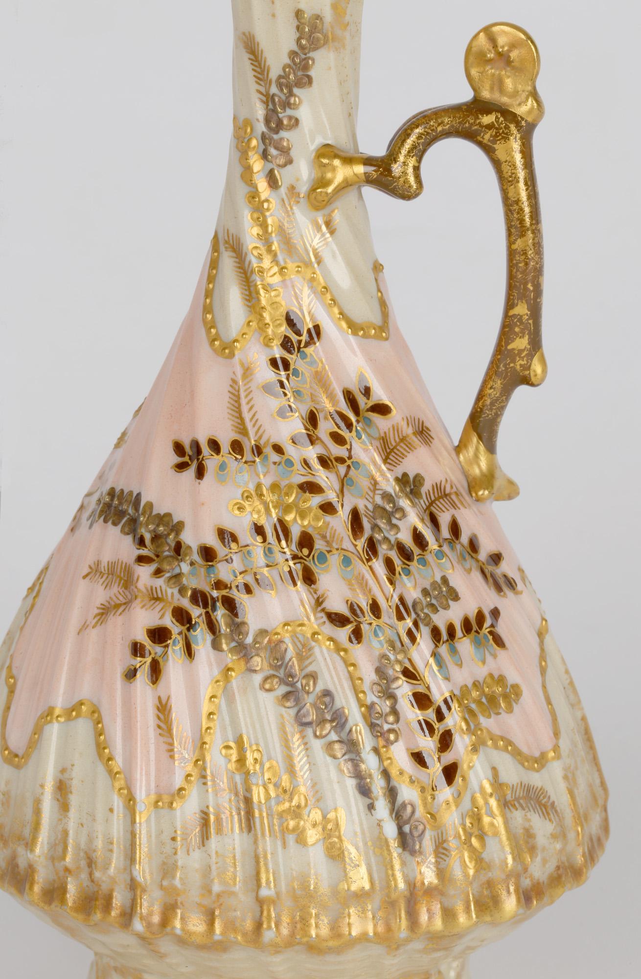 Aiguière à poignée en porcelaine de Limoges à motifs floraux dorés de Martial Redon en vente 3