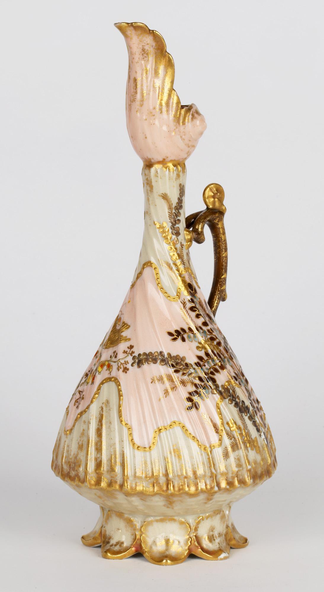 Martial Redon Französische, geblümte, vergoldete Limoges-Porzellankanne mit Griff (Spätes 19. Jahrhundert) im Angebot
