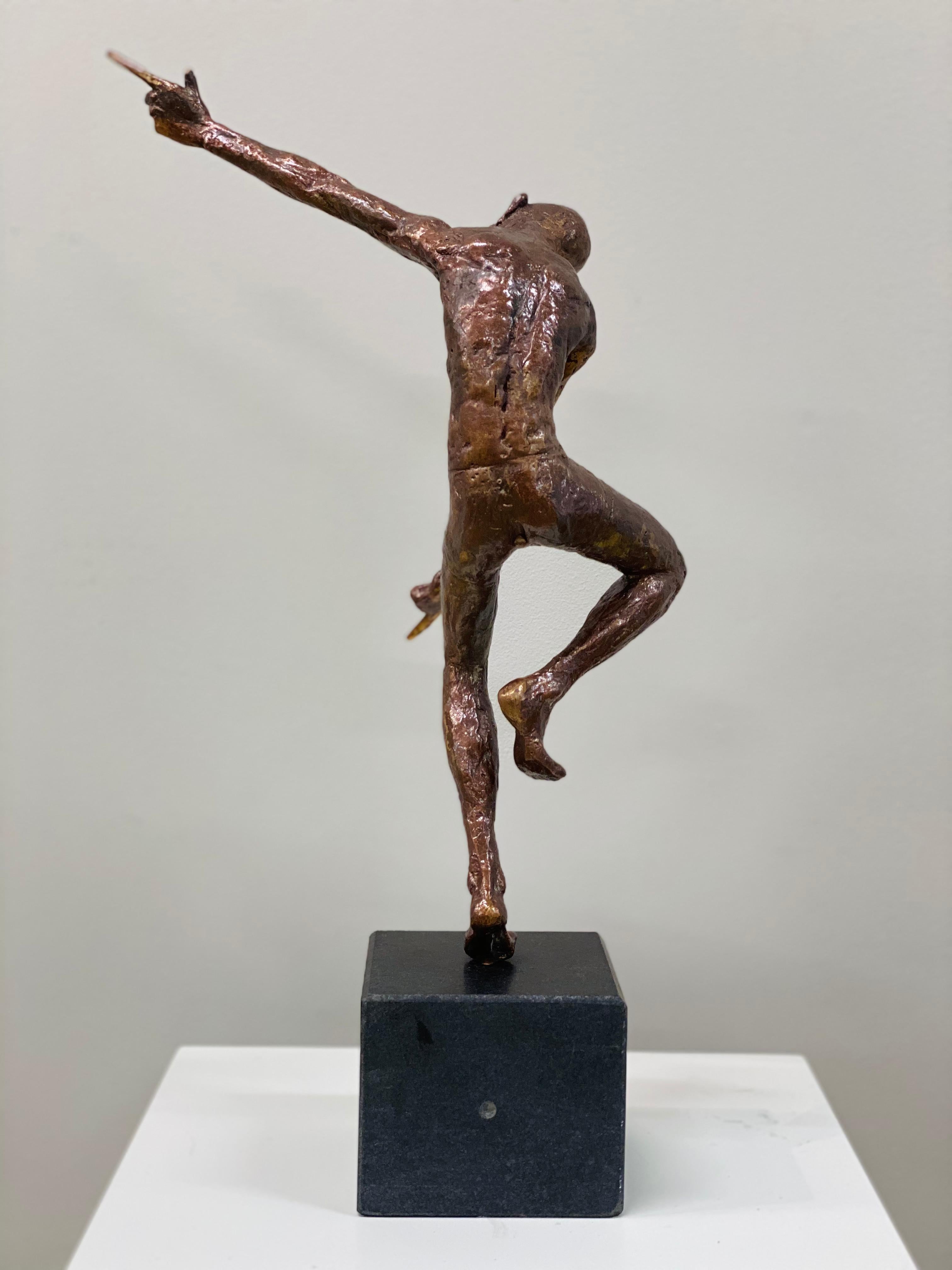 Dancer IX- 21. Jahrhundert Zeitgenössische Bronzeskulptur eines männlichen nackten Tänzers (Gold), Figurative Sculpture, von Martijn Soontiens