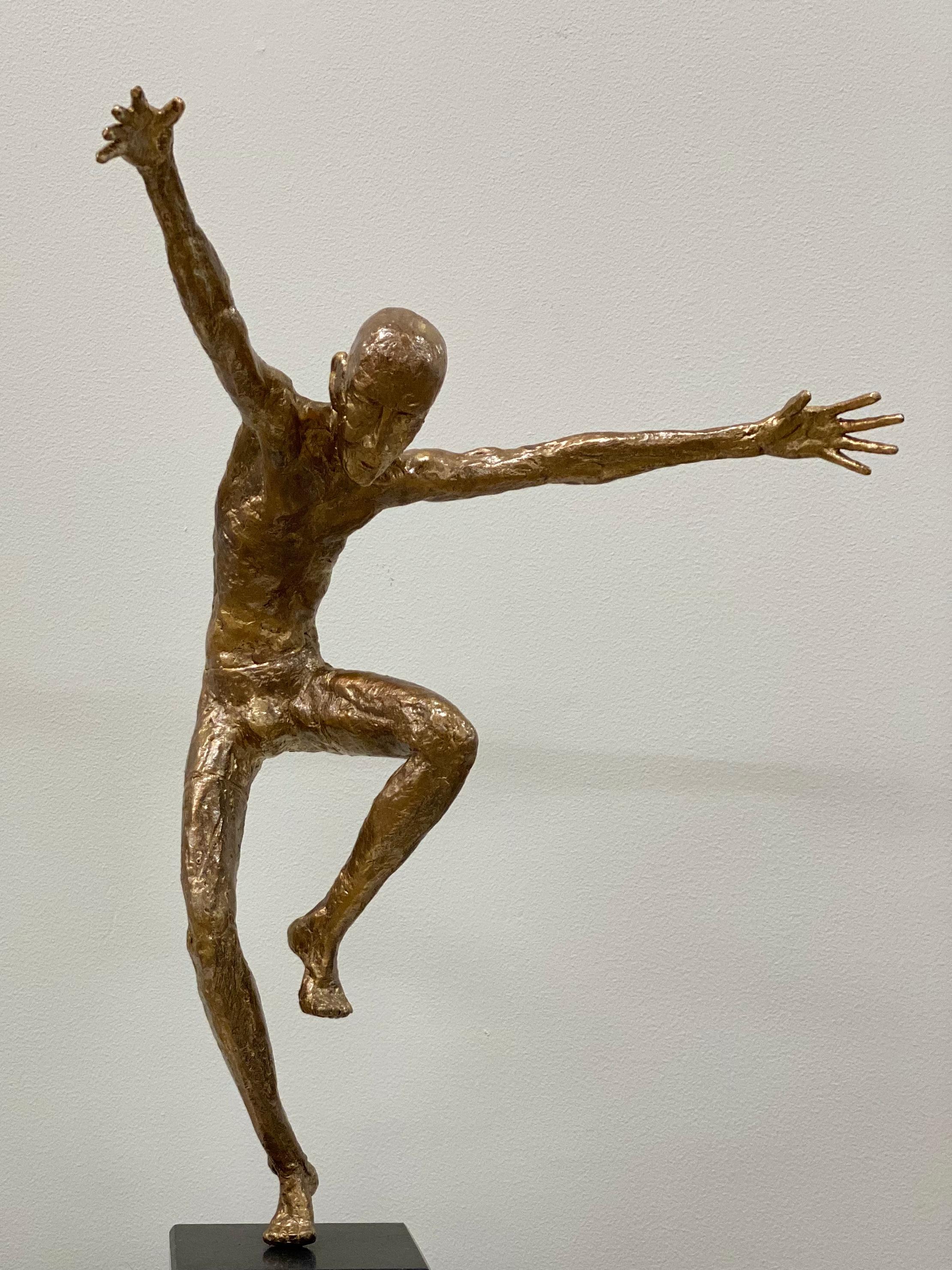 Sculpture contemporaine en bronze d'une danseuse masculine en forme de V - XXIe siècle - Or Figurative Sculpture par Martijn Soontiens