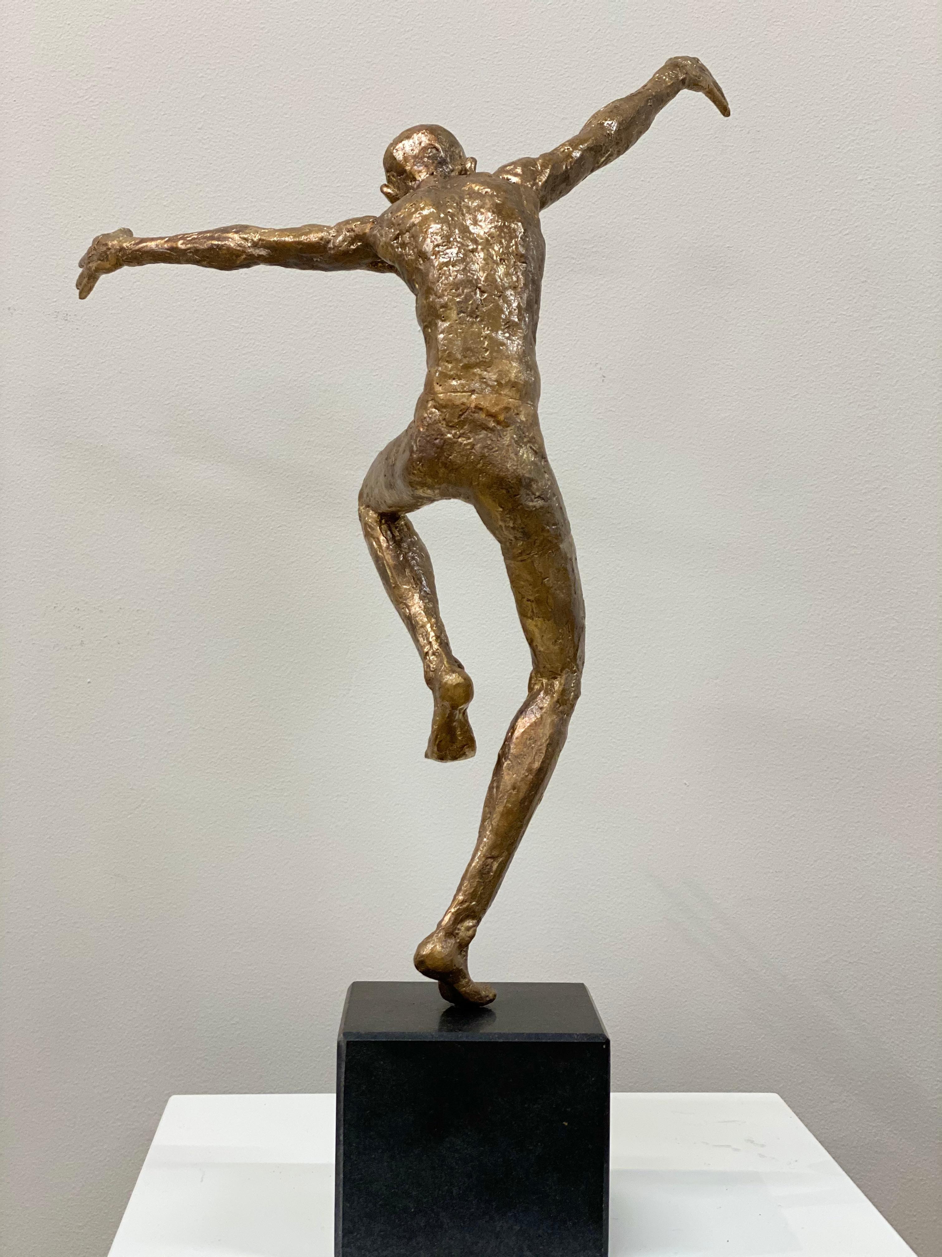 Dancer V- 21. Jahrhundert Zeitgenössische Bronzeskulptur eines männlichen Tänzers (Gold), Figurative Sculpture, von Martijn Soontiens