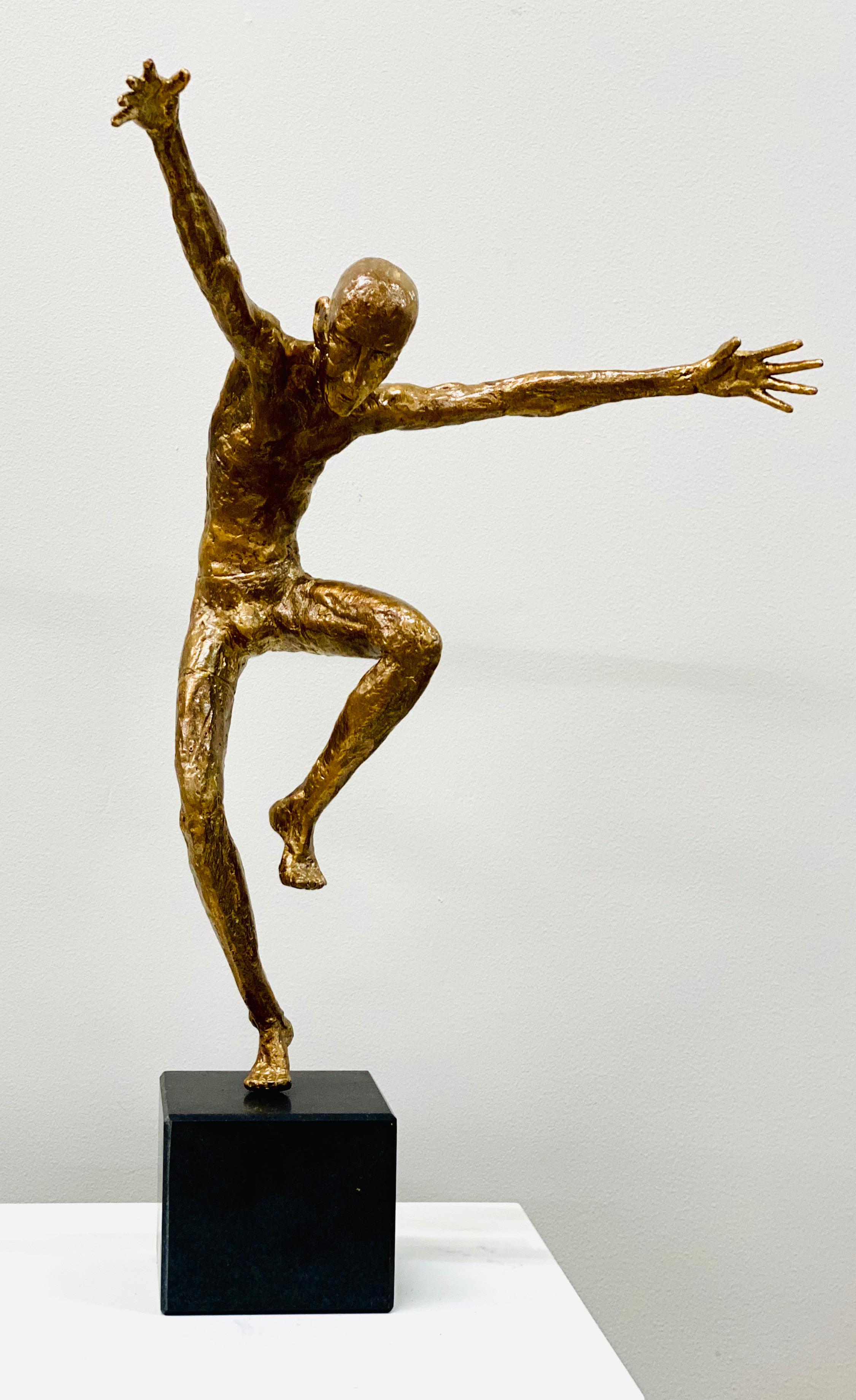 Martijn Soontiens Figurative Sculpture – Dancer V- 21. Jahrhundert Zeitgenössische Bronzeskulptur eines männlichen Tänzers