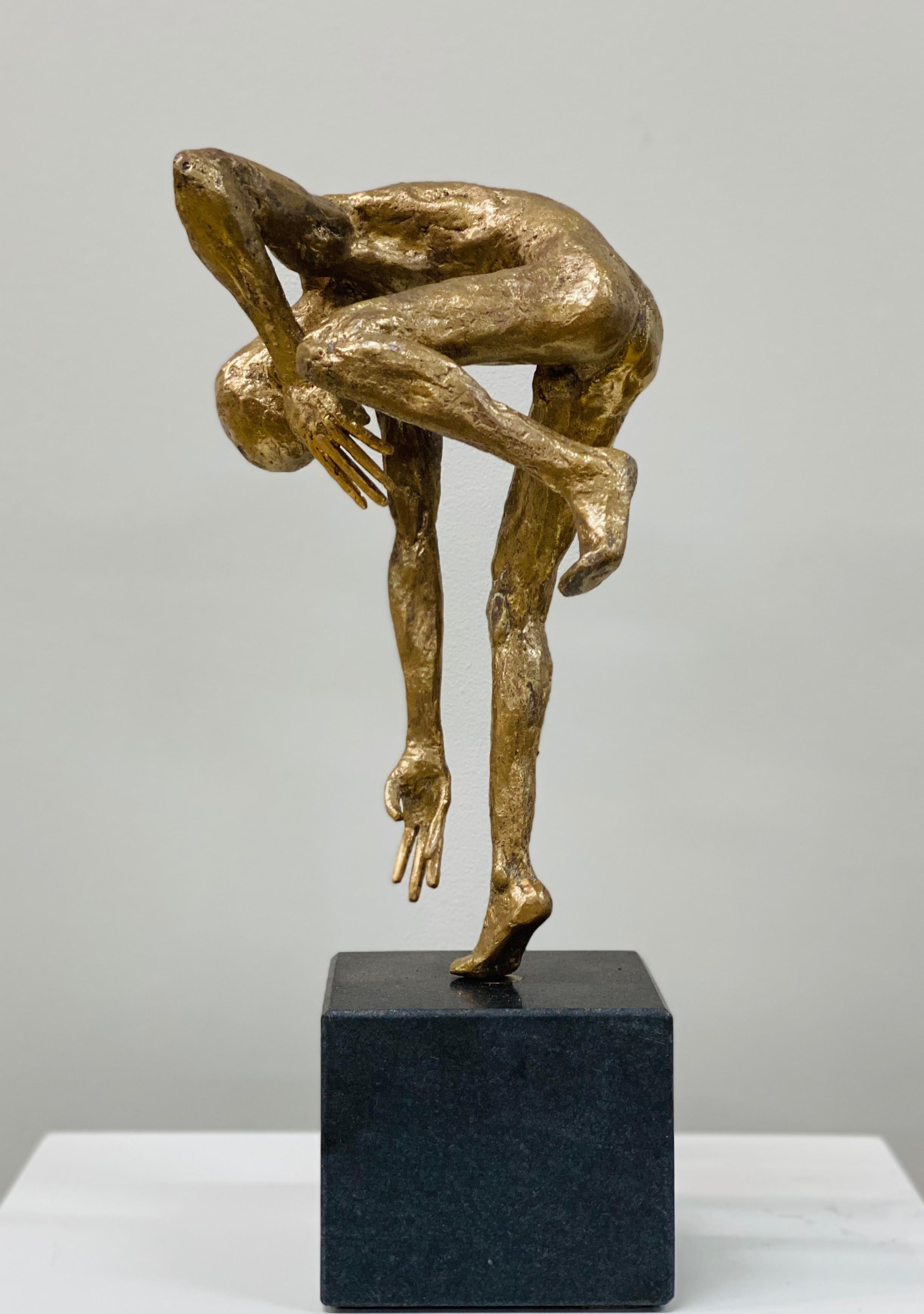 Sculpture en bronze d'une danseuse de danse masculine VIII- XXIe siècle représentant un nu - Or Figurative Sculpture par Martijn Soontiens