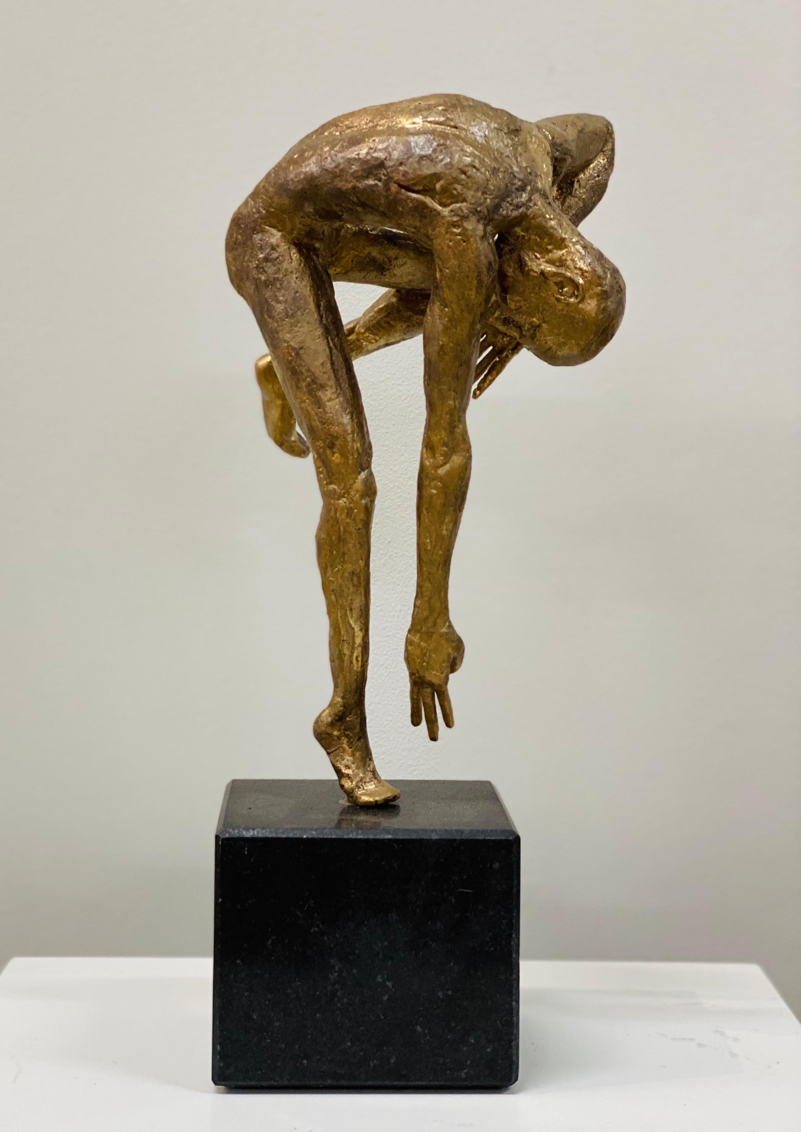 Cette sculpture est réalisée en bronze, par l'artiste néerlandais Martijn Soontiens. 

Ses sculptures masculines dansantes ont pour thème le déplacement et le mouvement. L'artiste Martijn Soontiens crée des atmosphères particulières avec ses