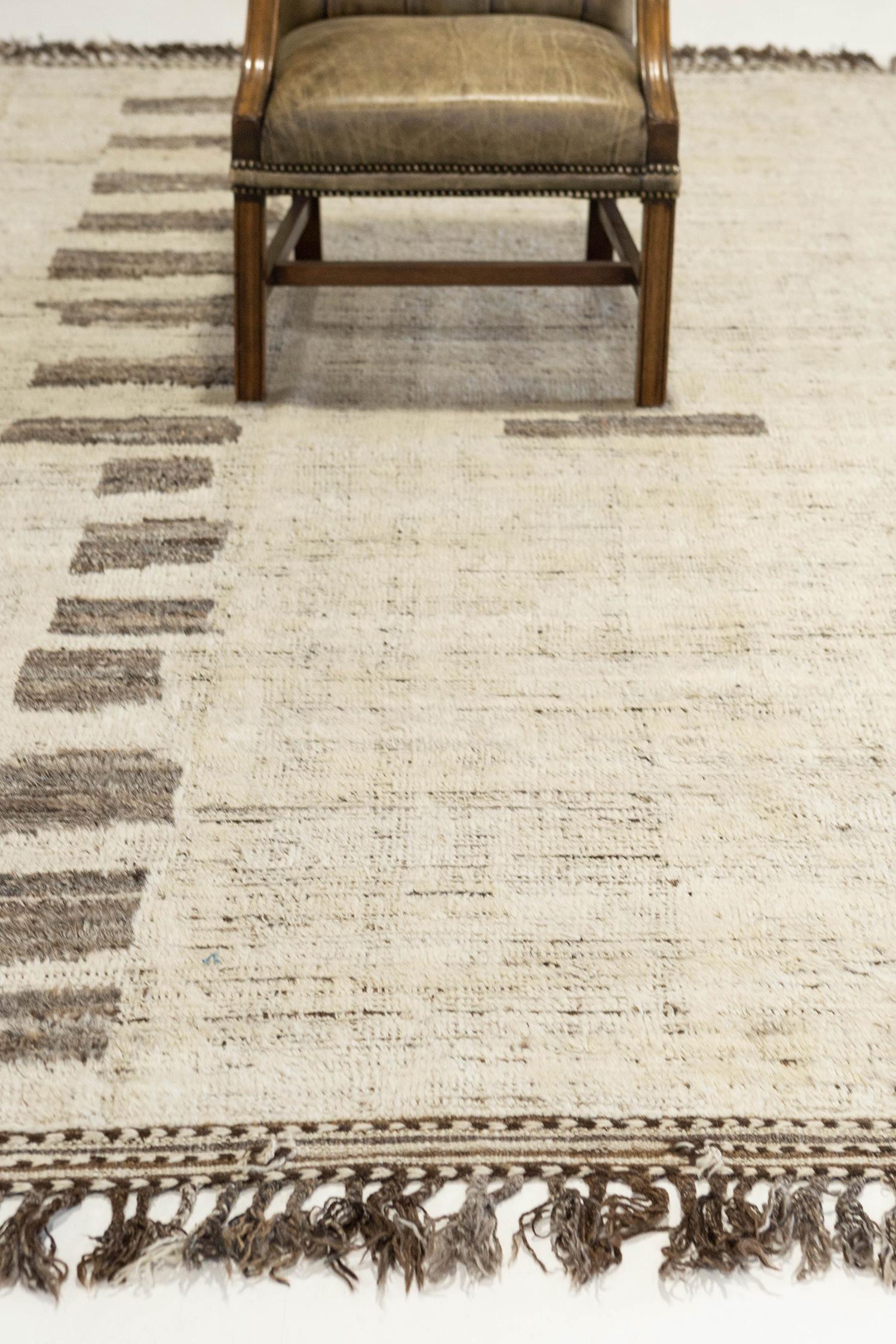 martil est un magnifique tissu à poils longs en laine dont la texture donne l'impression d'être usée par le temps et qui combine des éléments de design uniques pour le monde du design moderne. Son tissage de tons naturels de terre et son caractère