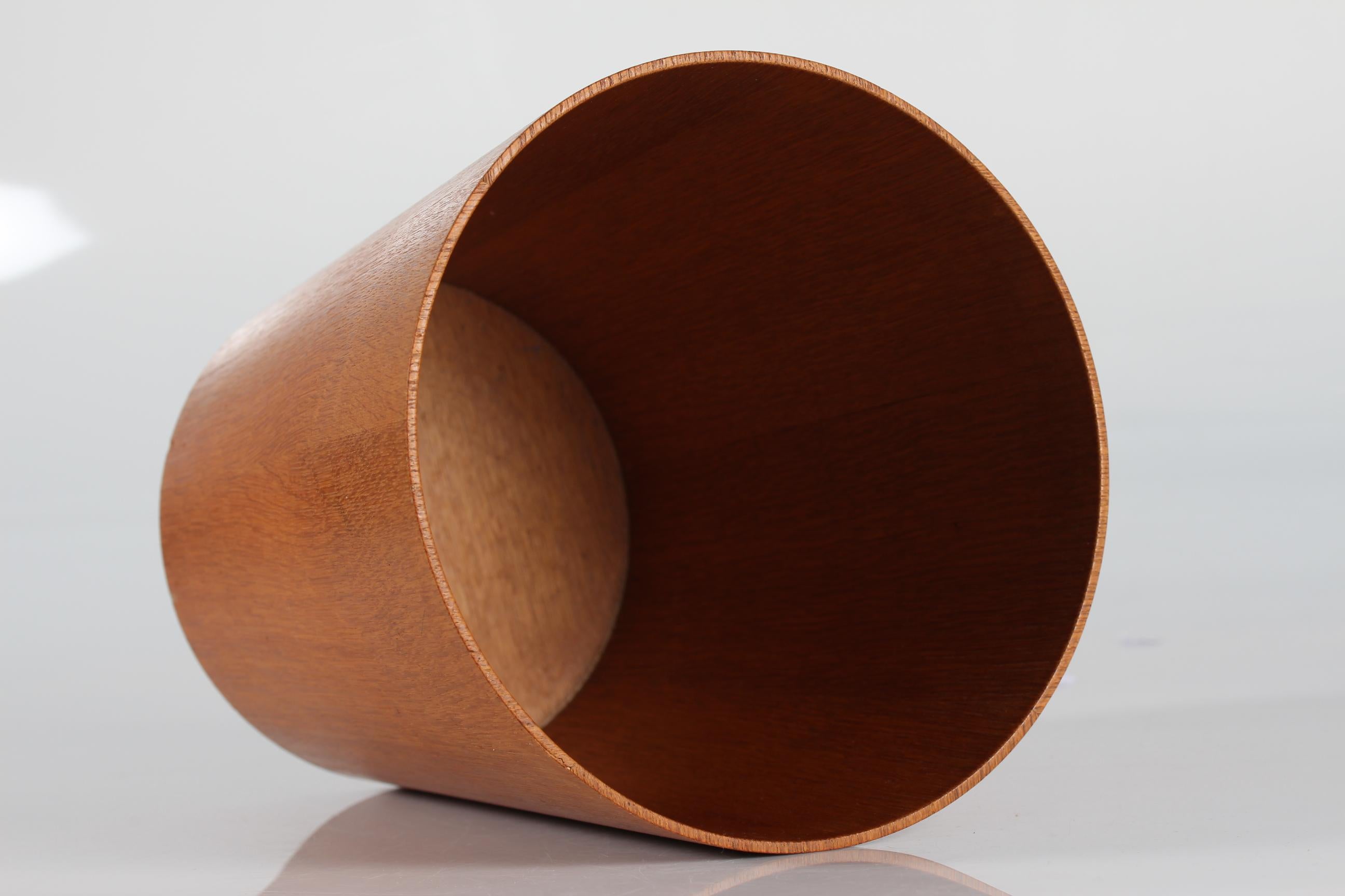 Martin Åberg wastepaper basket made by Swedish Sevex. 
The conical basket is made of oak veneer

Nice vintage condition - see photos of few tiny chip along the bottom rim.




  