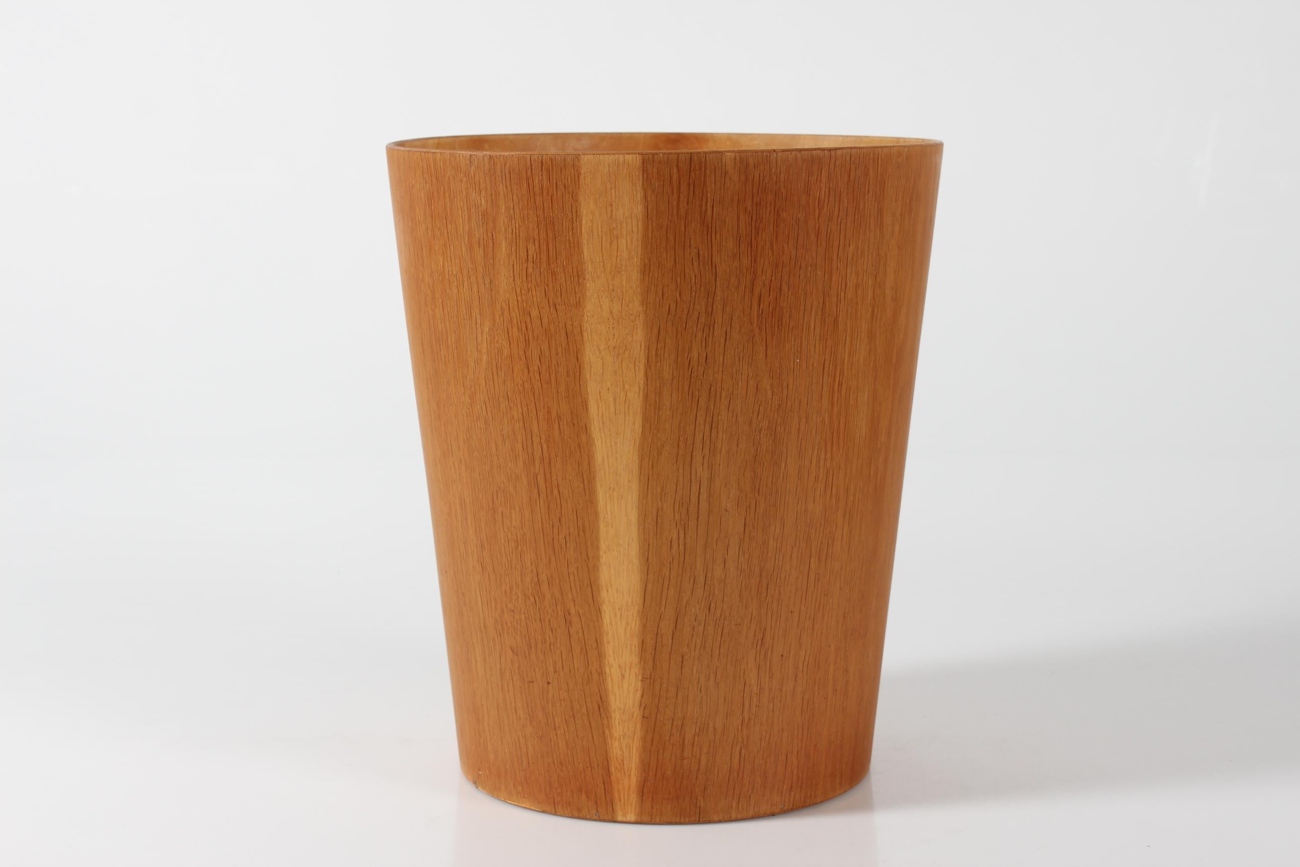 Martin Åberg wastepaper basket made by Swedish Sevex in the 1960s.
The conical basket is made of oak veneer with good warm colour patina.

Very nice vintage condition 

