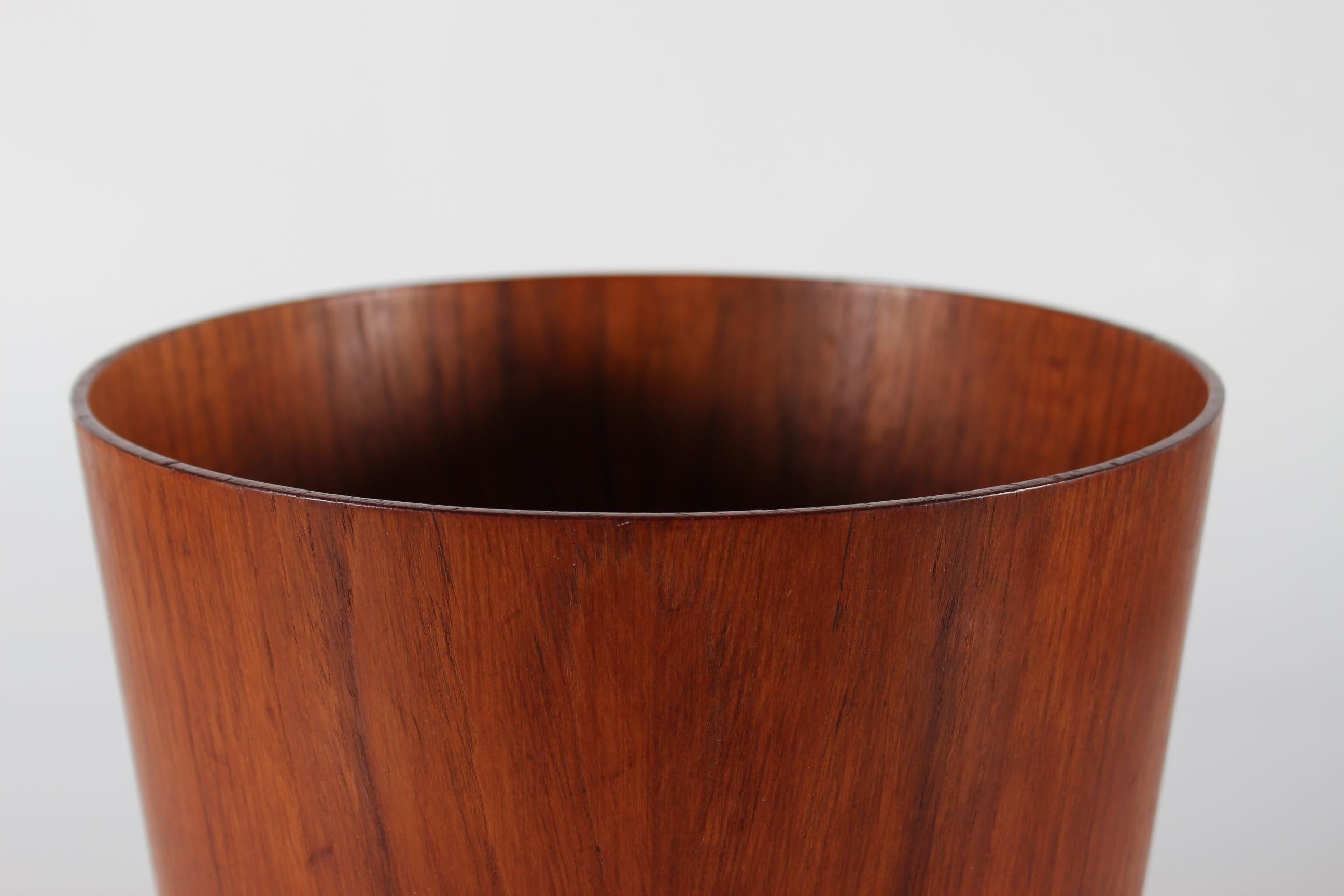 Martin Åberg wastepaper basket made by Swedish Servex. 
The conical basket is made of teak veneer.

Nice vintage condition




 