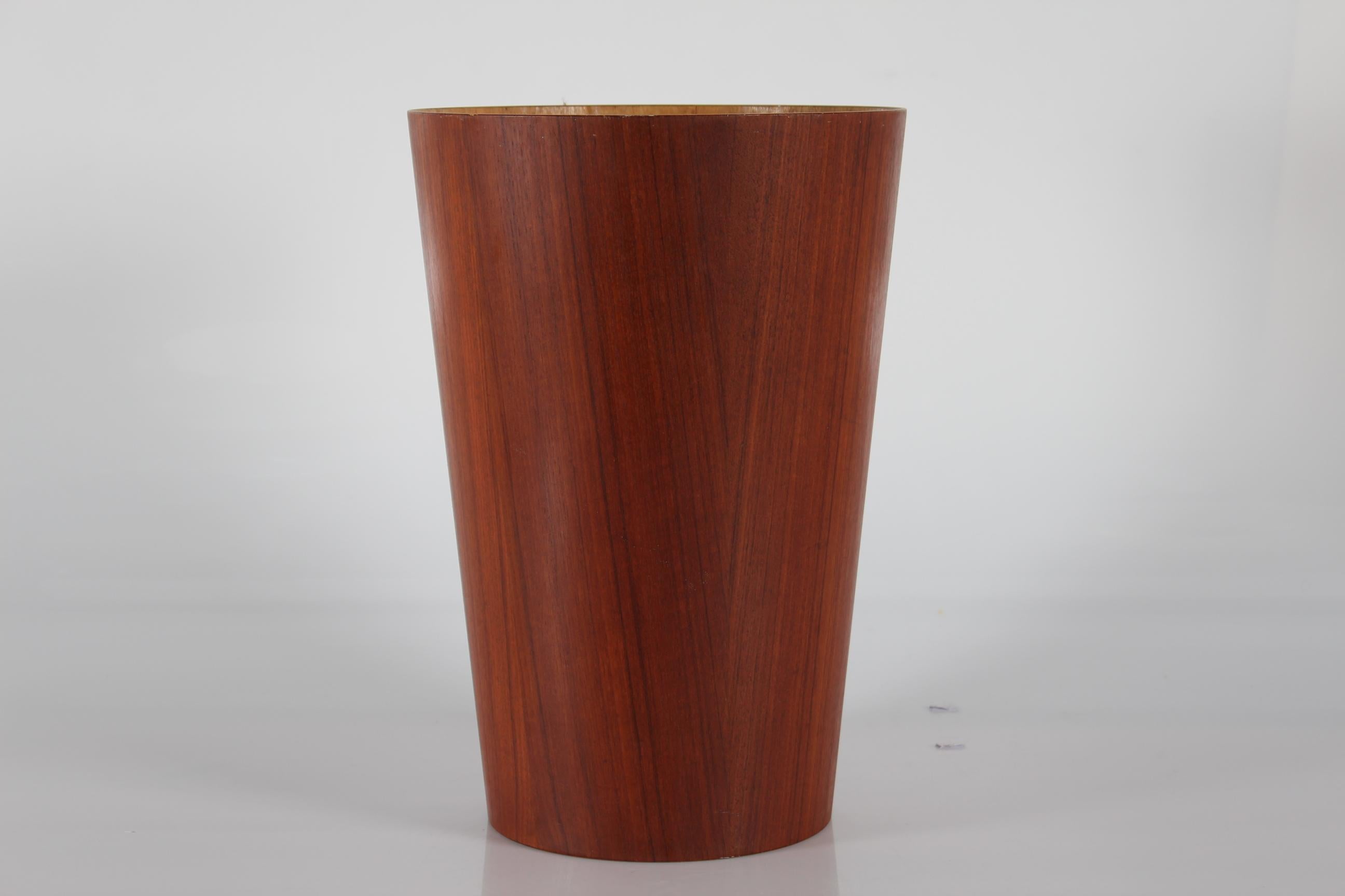 Martin Åberg wastepaper basket made by Swedish Servex. 
This tall version the conical basket is made of teak veneer.

Nice vintage condition




 
