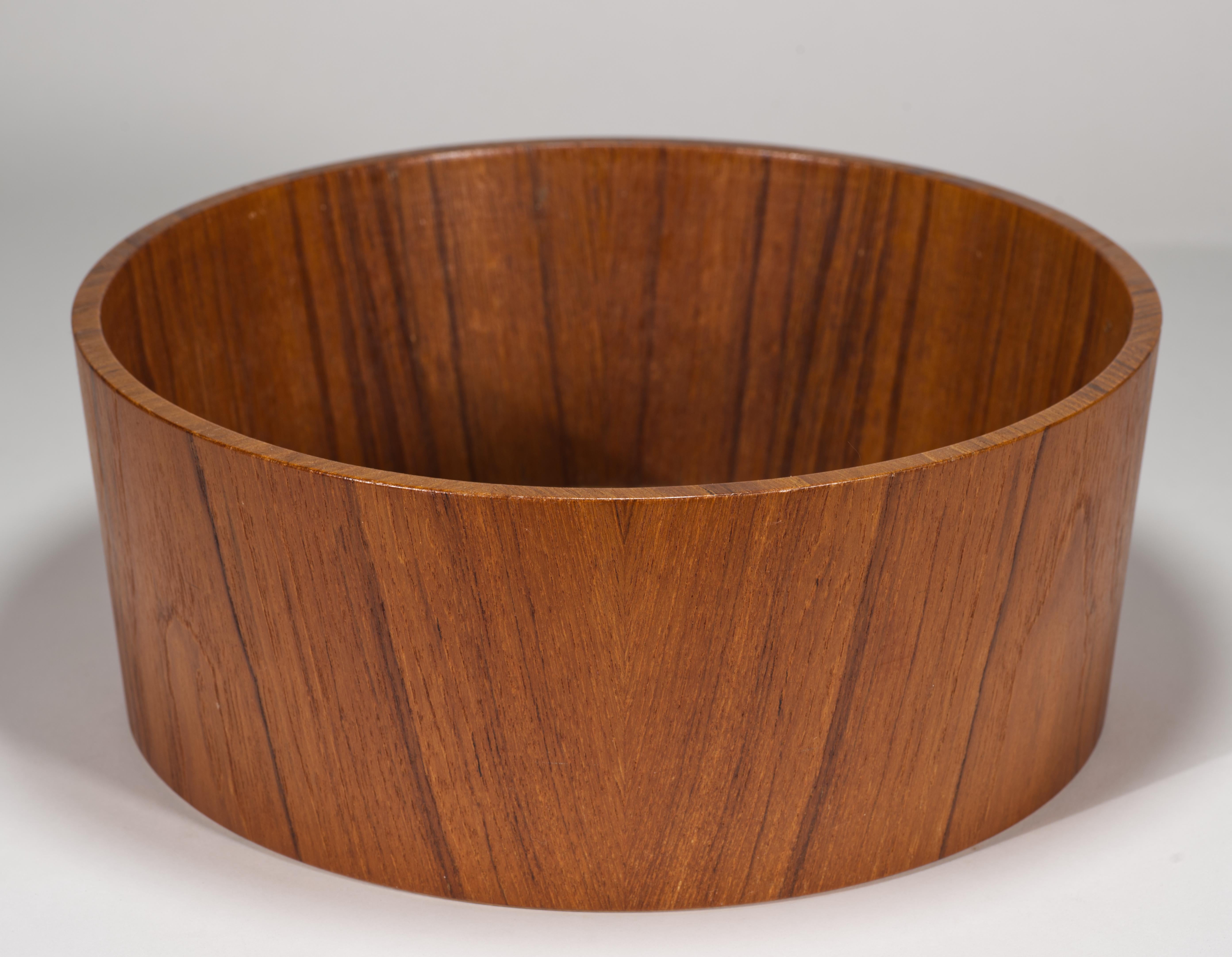  La ciotola vintage in teak Mid Century Modern è stata disegnata da Martin Aberg per Servex; è stata realizzata in Svezia per IDG International Designers Group negli anni Sessanta. Le bellissime venature del legno sottolineano la forma minimalista e