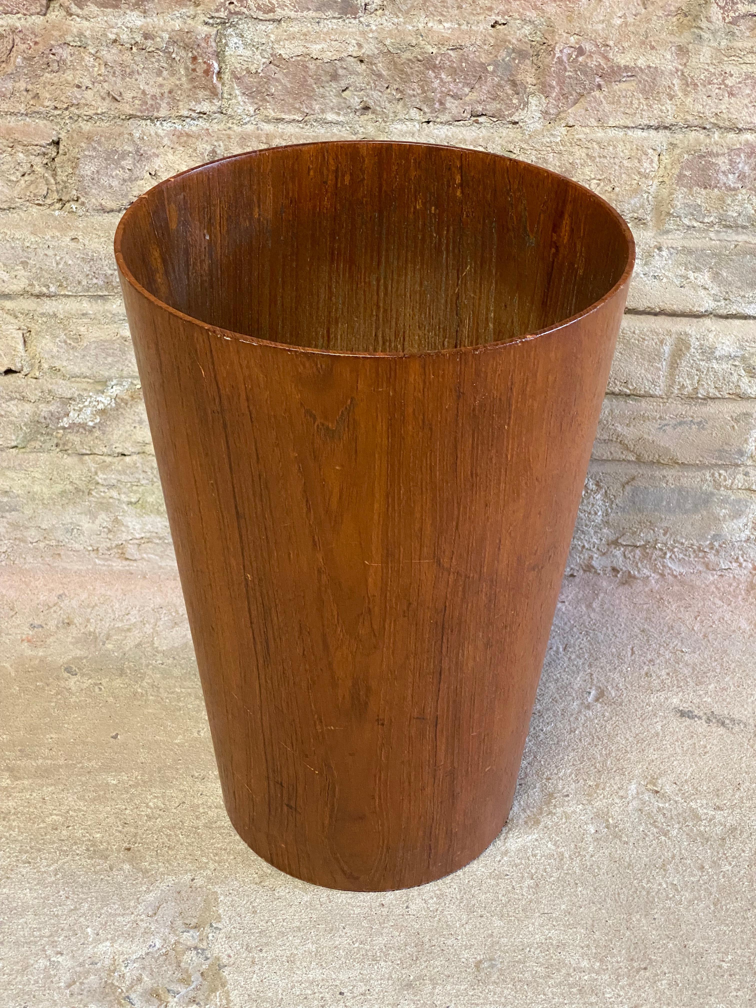 Martin Aberg for Sevex teak waste basket. Fully signed with burn in mark, Servex, Made in Sweden. Circa 1955-60. Good overall condition with some minor scratches and minor veneer losses. No cracks. Structurally sound and sturdy.

Measures: