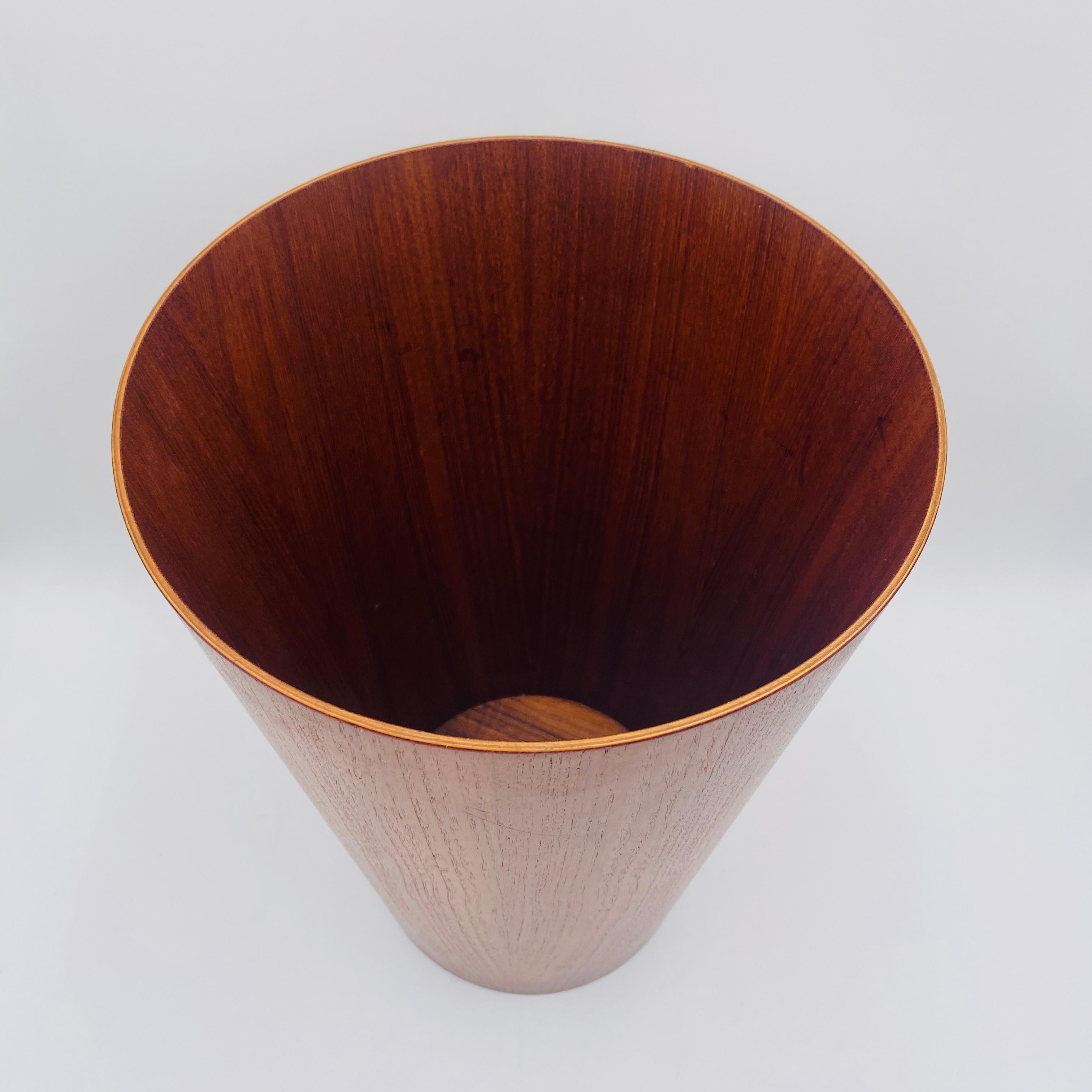 Martin Aberg Mid-Century Teak Wastebasket by Servex of Sweden 1960s In Good Condition For Sale In San Juan Capistrano, CA