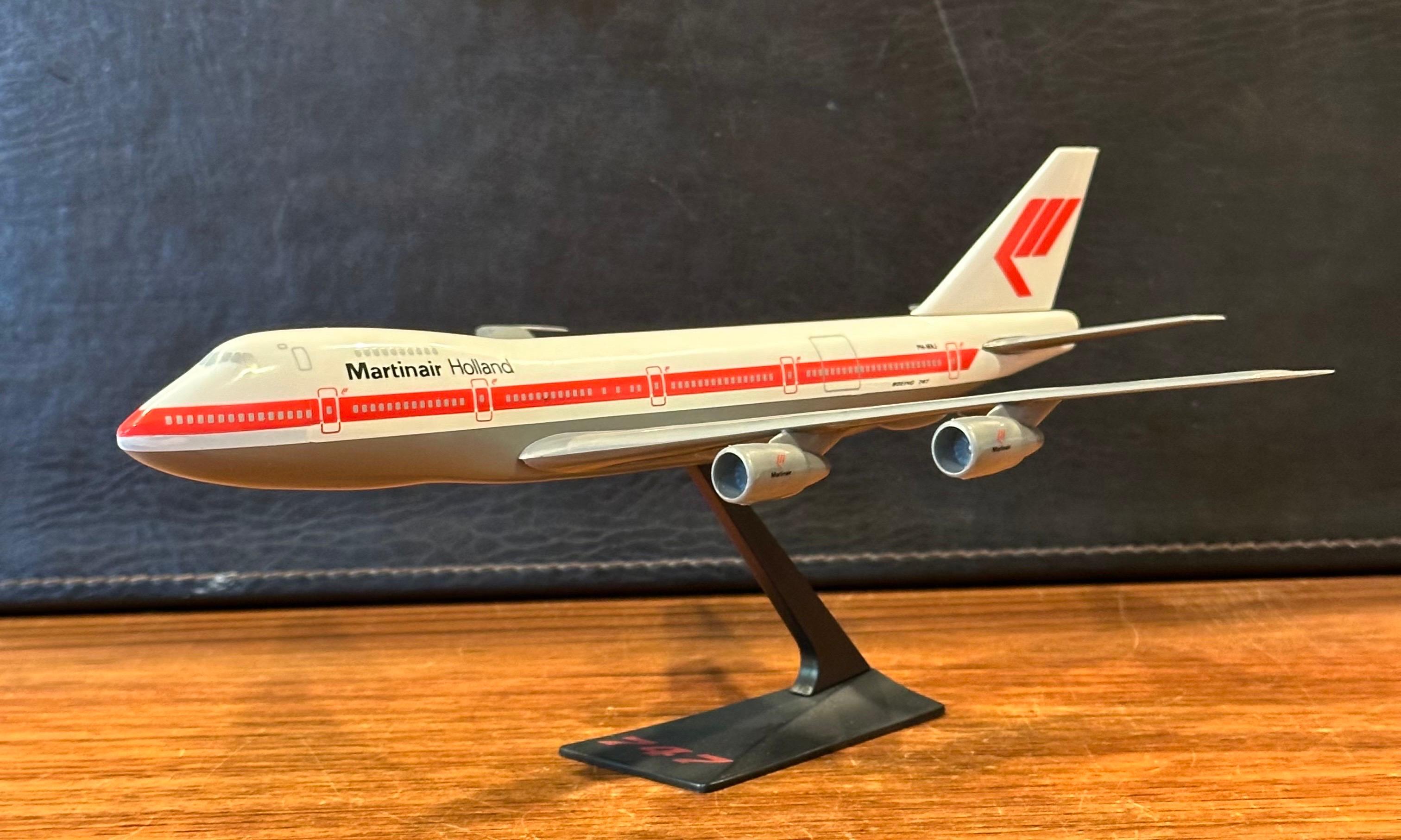Martin Airlines Holland Boeing 747Jumbo Jetliner Airplane Contractor Desk Model (maquette de bureau) Bon état - En vente à San Diego, CA