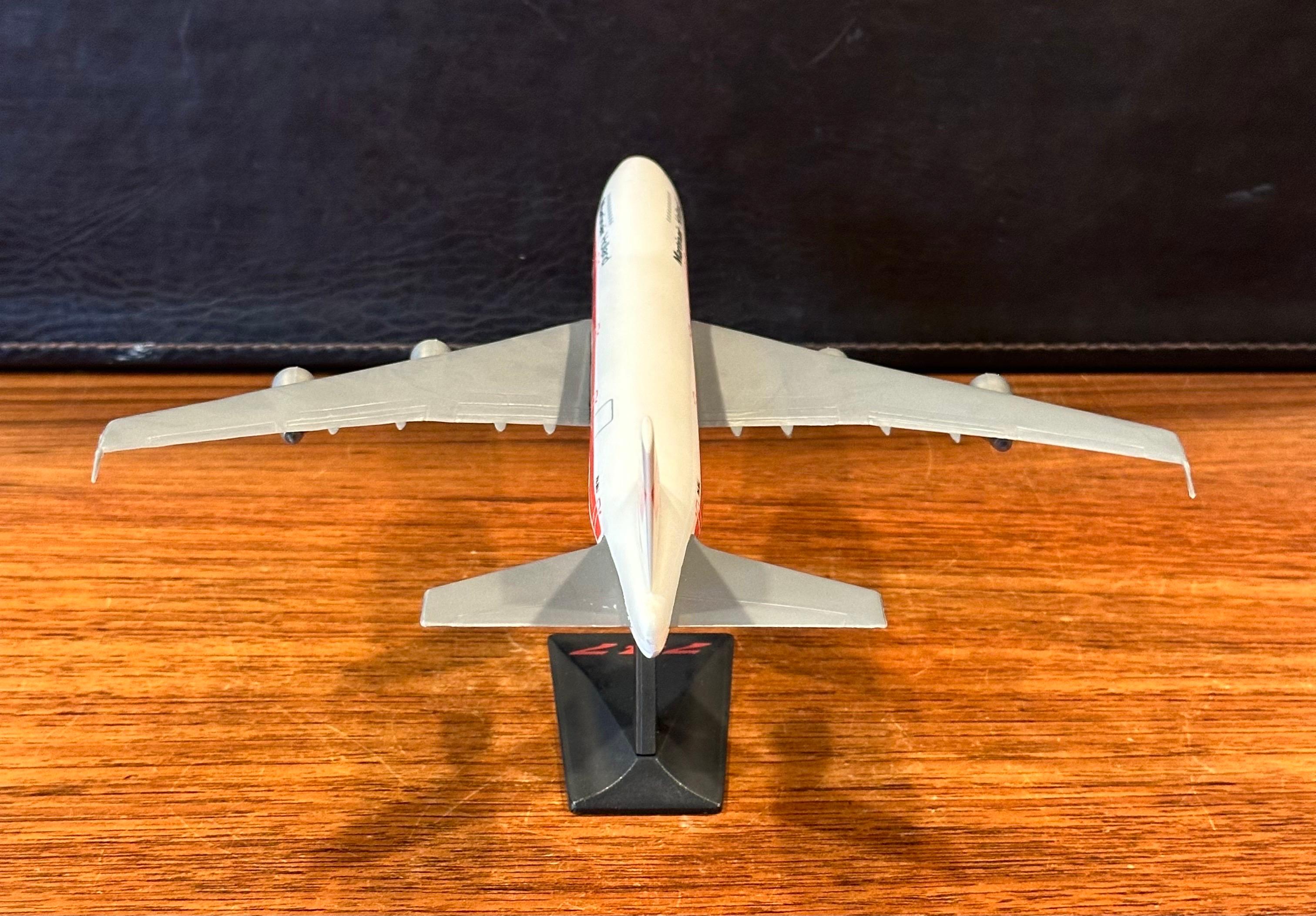 Plastique Martin Airlines Holland Boeing 747Jumbo Jetliner Airplane Contractor Desk Model (maquette de bureau) en vente