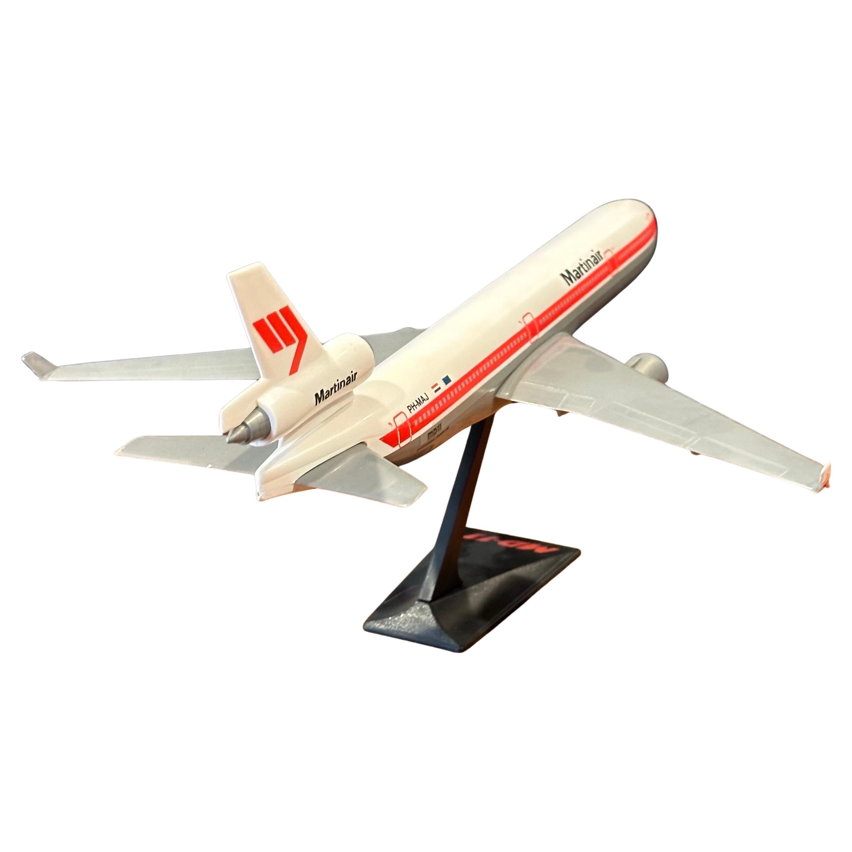 Très belle maquette de bureau d'un avion de ligne jumbo MD-11 de Martin Airlines, vers les années 1980.  Le modèle mesure 10,5