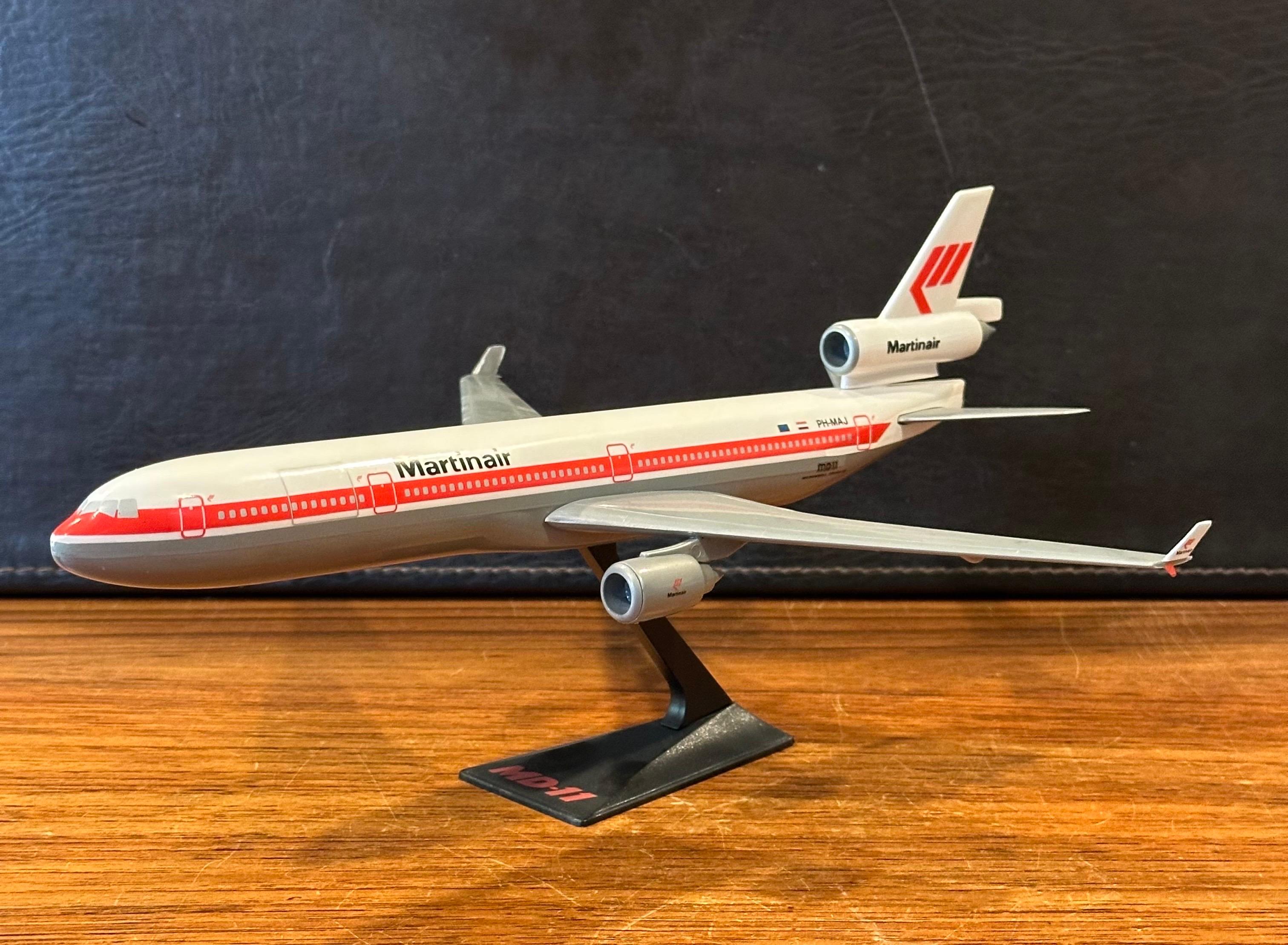 Modèle de bureau d'entrepreneur d'avion Jetliner Holland MD-11Jumbo de Martin Airlines Bon état - En vente à San Diego, CA